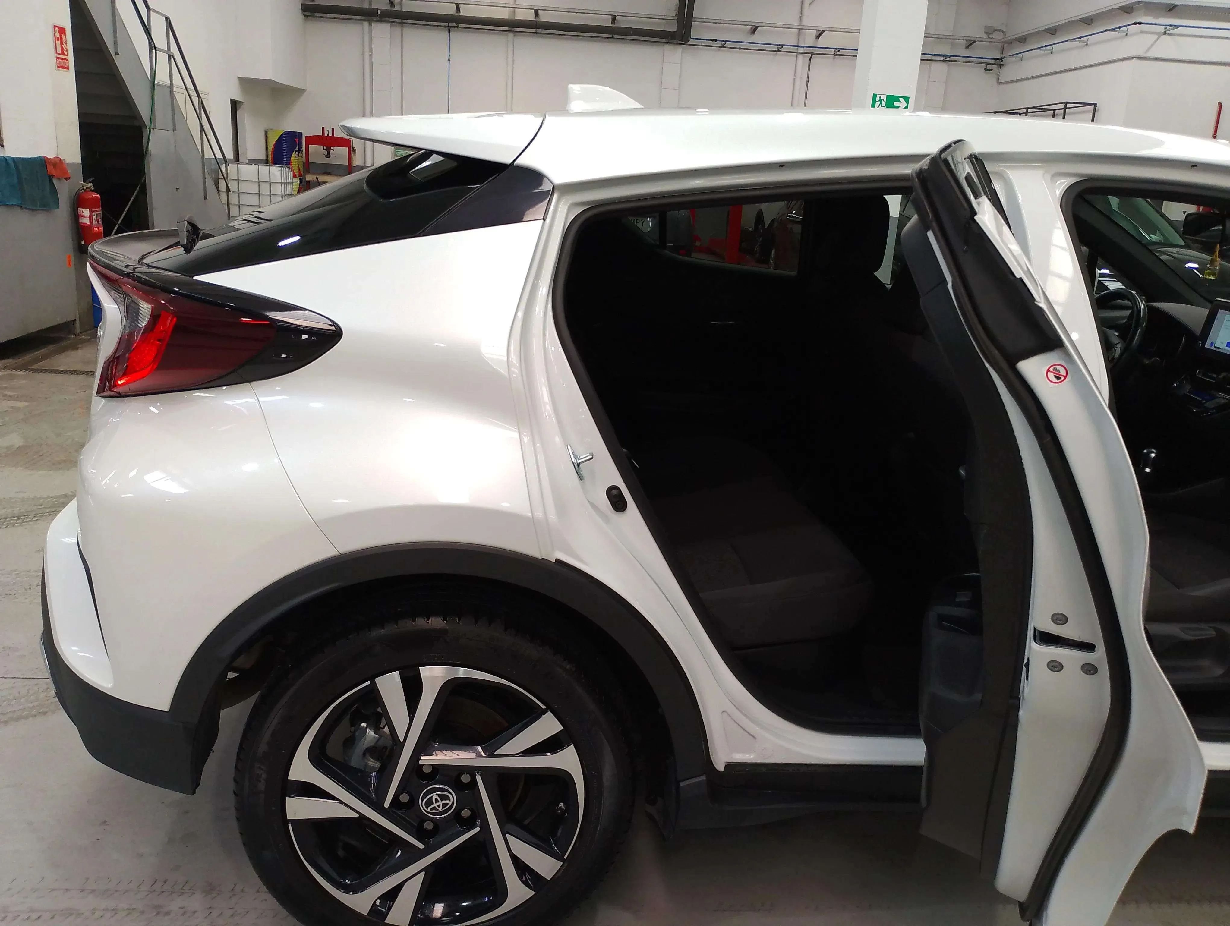 Toyota C-HR 2.0 180H Advance - foto 13