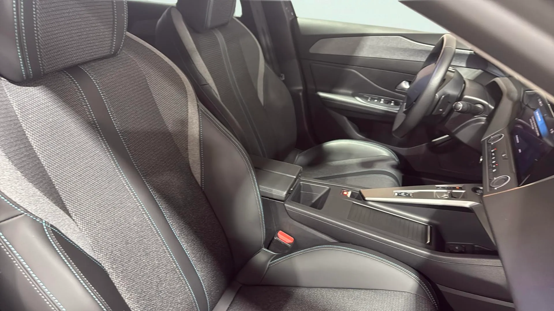 Peugeot 408 Allure Hybrid 145 eDCS6 - foto 9