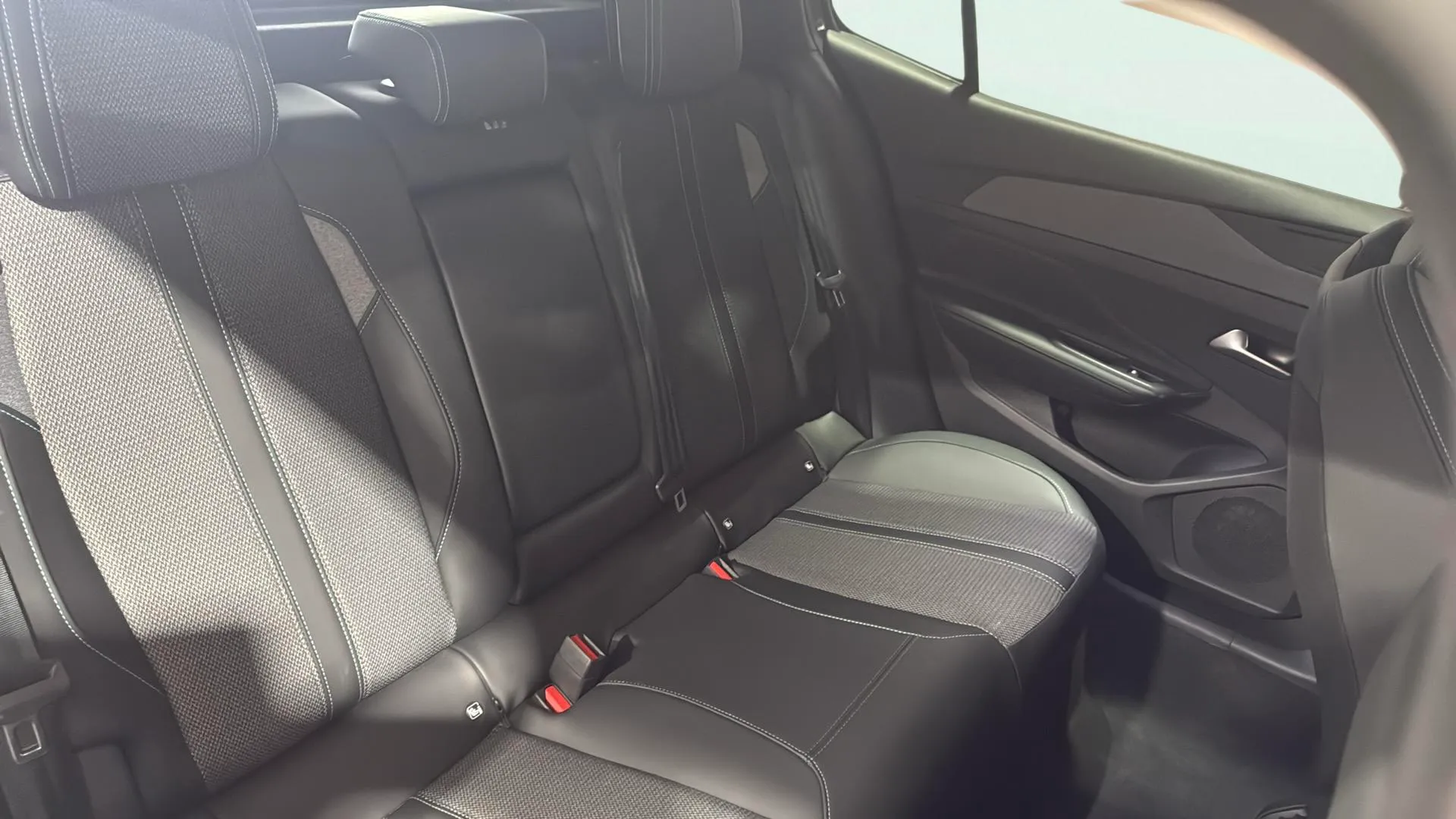 Peugeot 408 Allure Hybrid 145 eDCS6 - foto 10