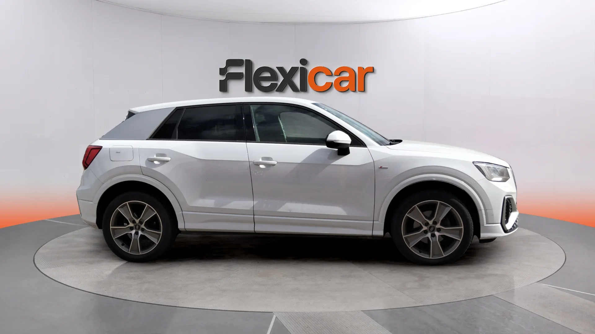 Audi Q2 S line 30 TDI - foto 8