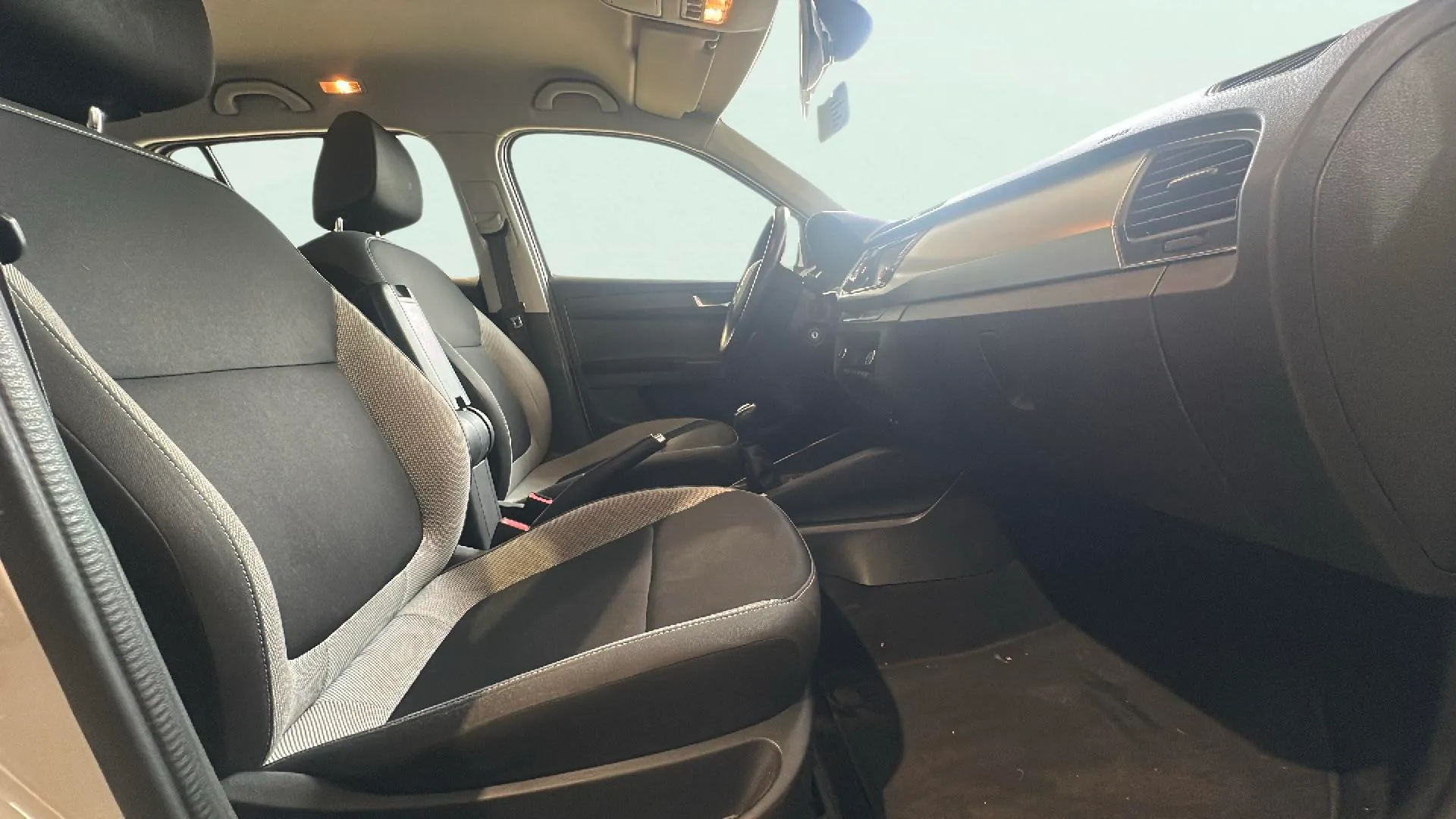 Škoda Fabia 1.0 MPI Like - foto 18