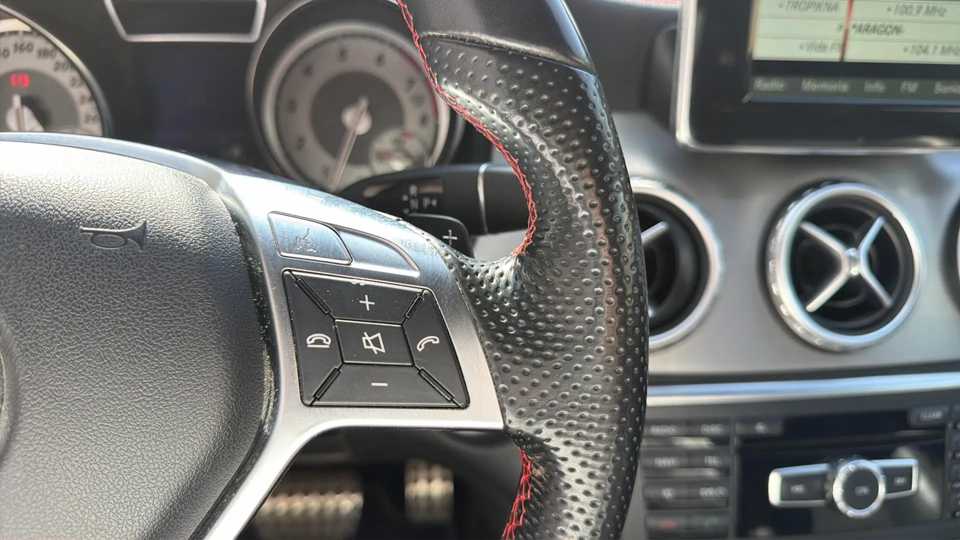 Mercedes-Benz GLA 200 AMG Line - foto 17