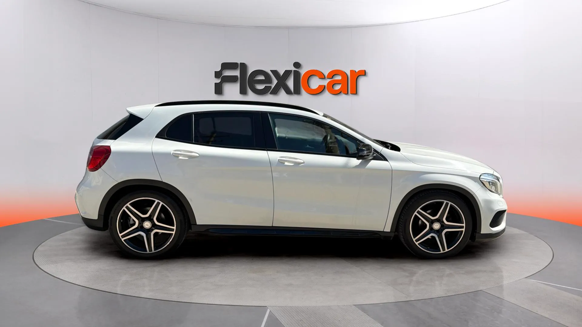 Mercedes-Benz GLA 200 AMG Line - foto 2