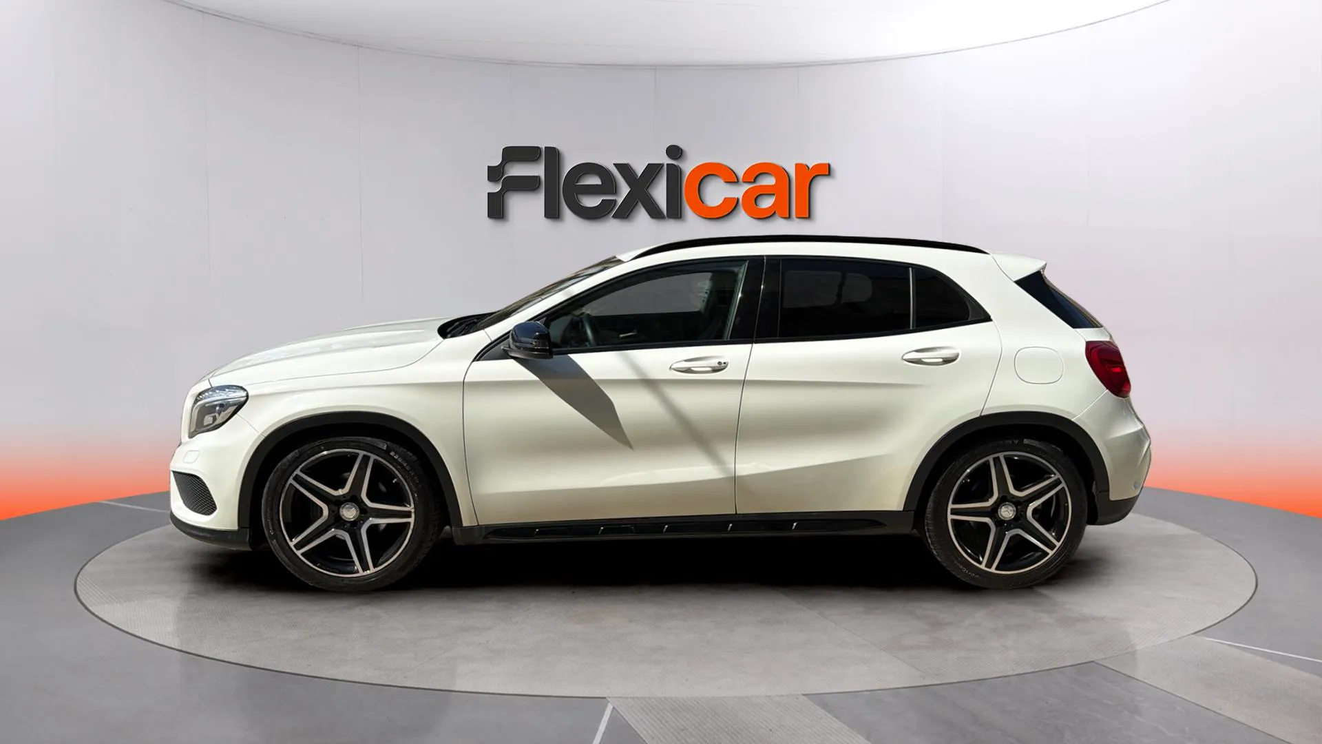 Mercedes-Benz GLA 200 AMG Line - foto 4