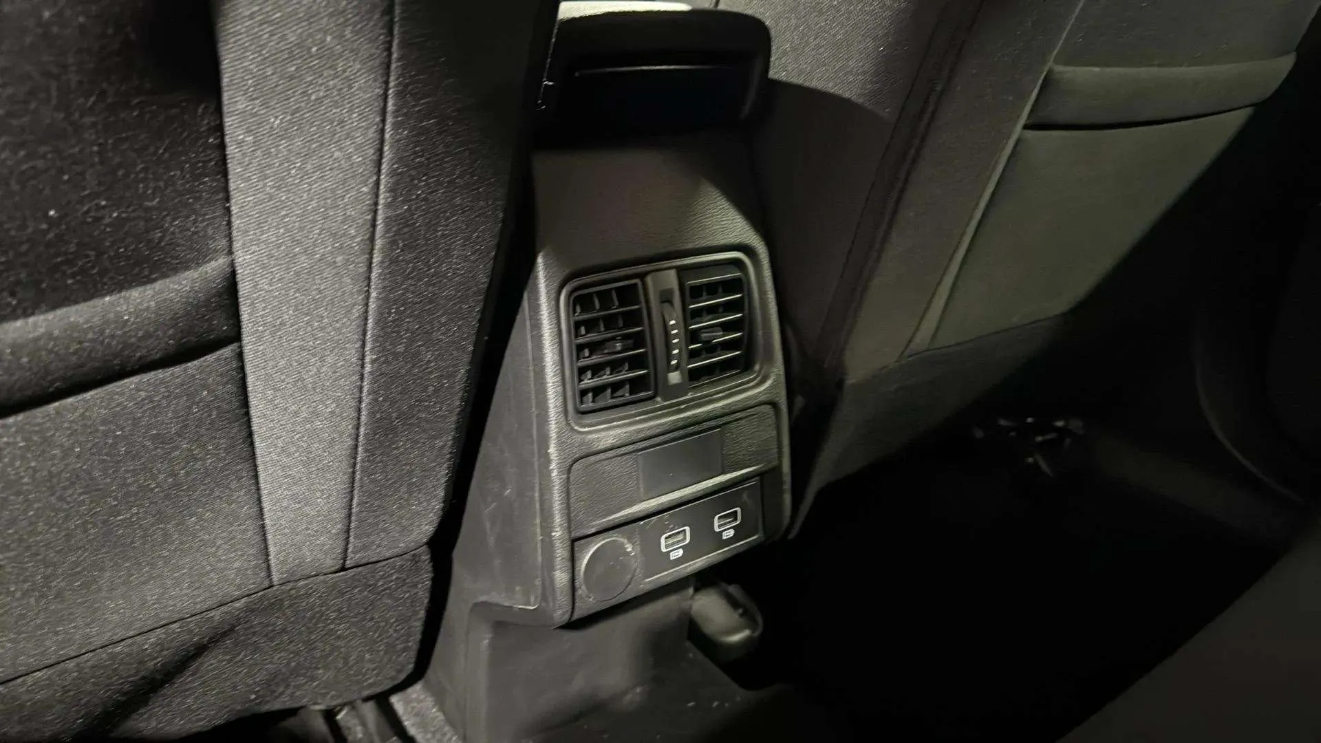 Renault Arkana Evolution TCe EDC mild hybr - foto 24