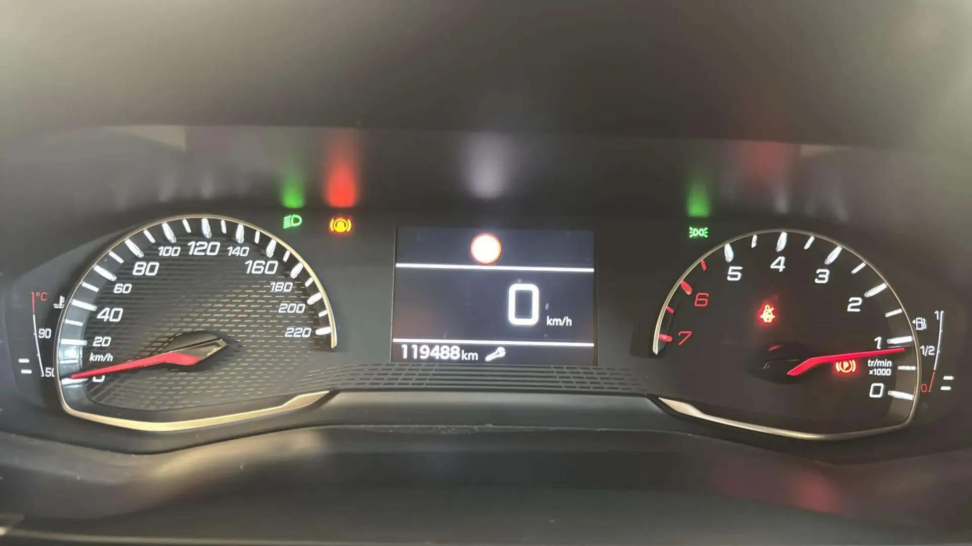 Peugeot 2008 Active BlueHDi 100 BVM6 - foto 14