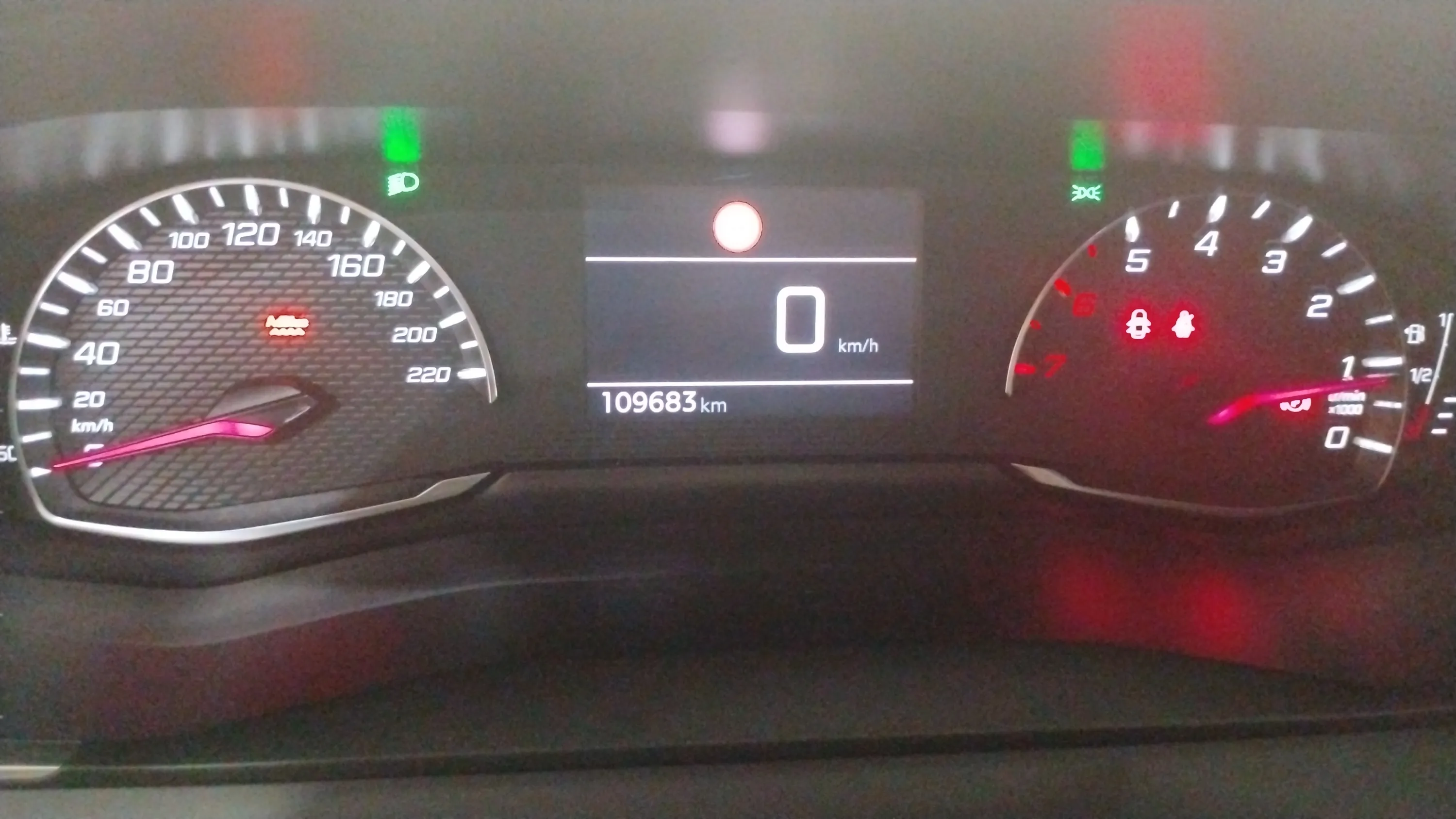 Peugeot 2008 Allure BlueHDi - foto 9