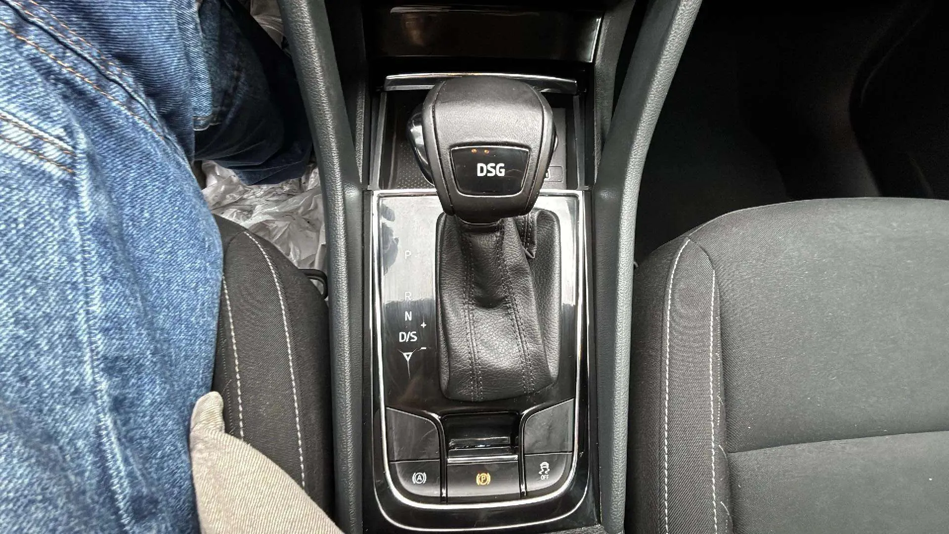 Škoda Karoq 1.6 TDI DSG Ambition - foto 33