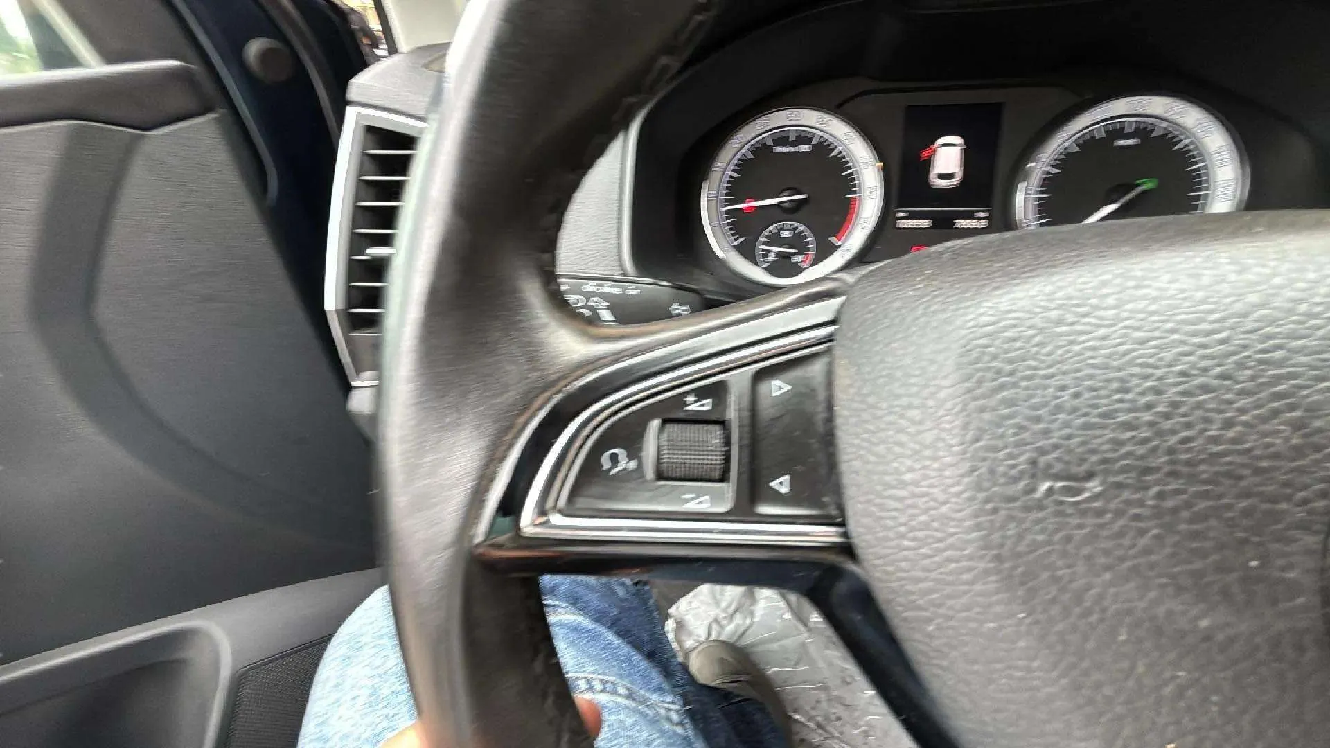 Škoda Karoq 1.6 TDI DSG Ambition - foto 27