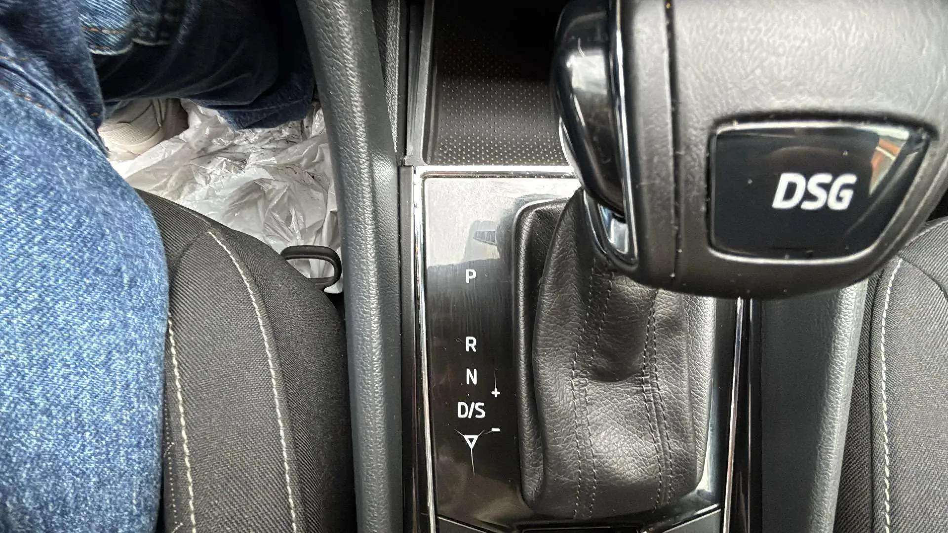 Škoda Karoq 1.6 TDI DSG Ambition - foto 35