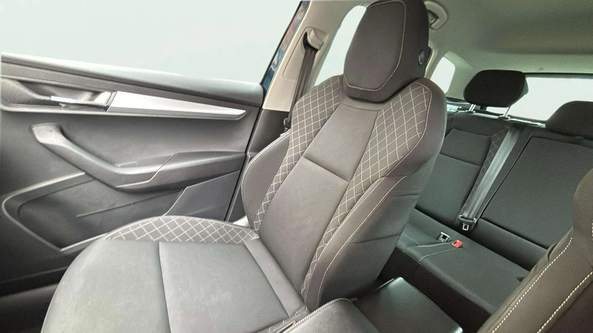 Škoda Karoq 1.6 TDI DSG Ambition - foto 14