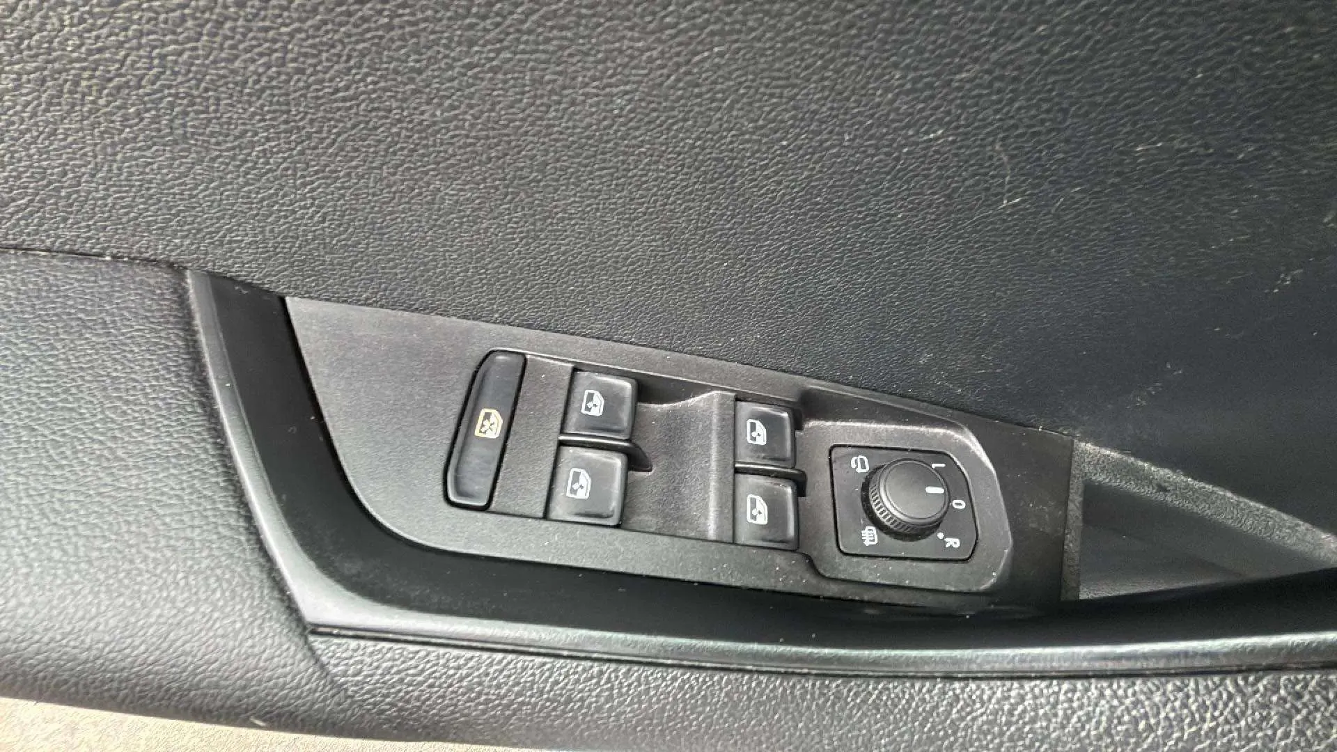 Škoda Karoq 1.6 TDI DSG Ambition - foto 25