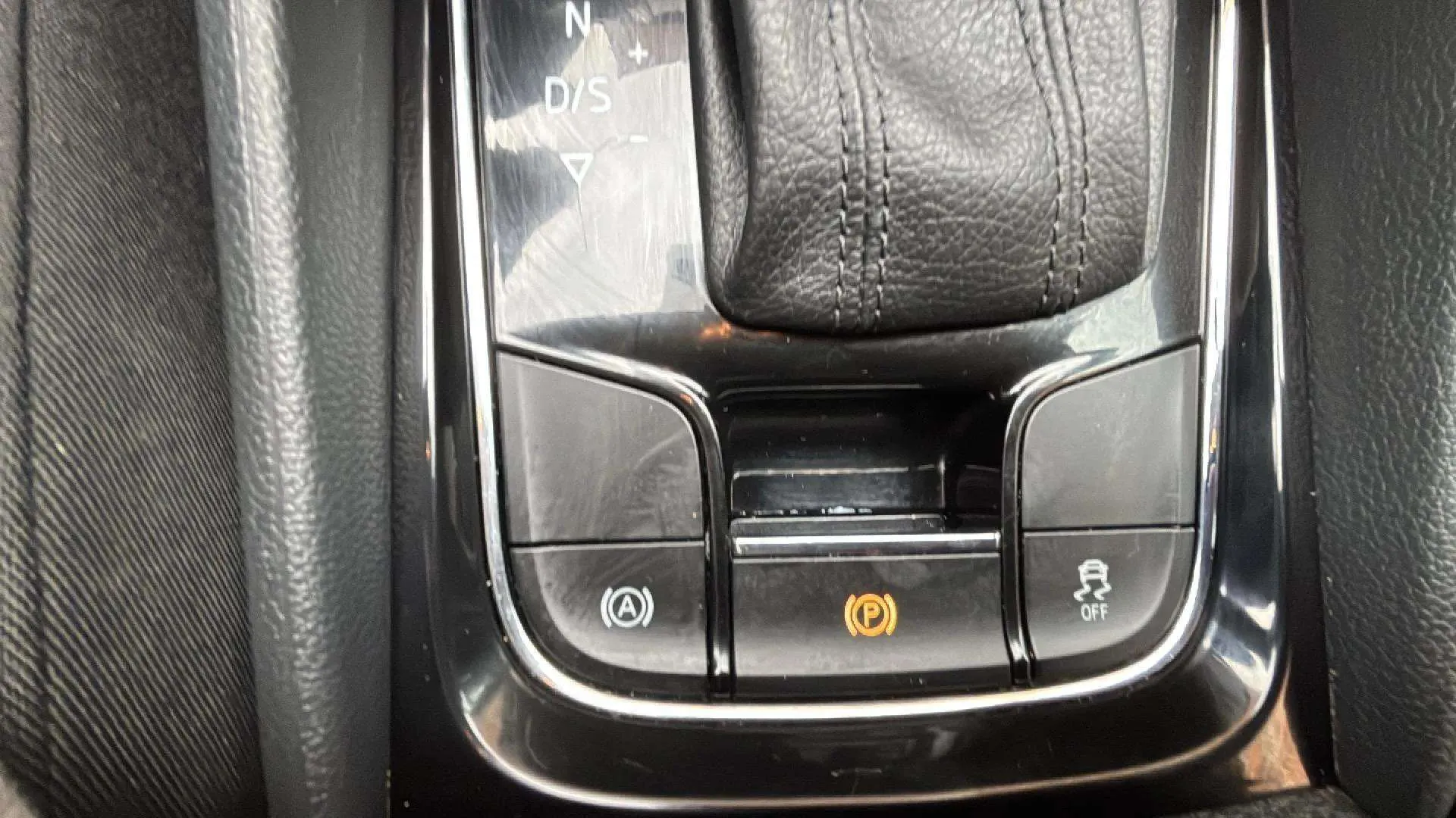 Škoda Karoq 1.6 TDI DSG Ambition - foto 10
