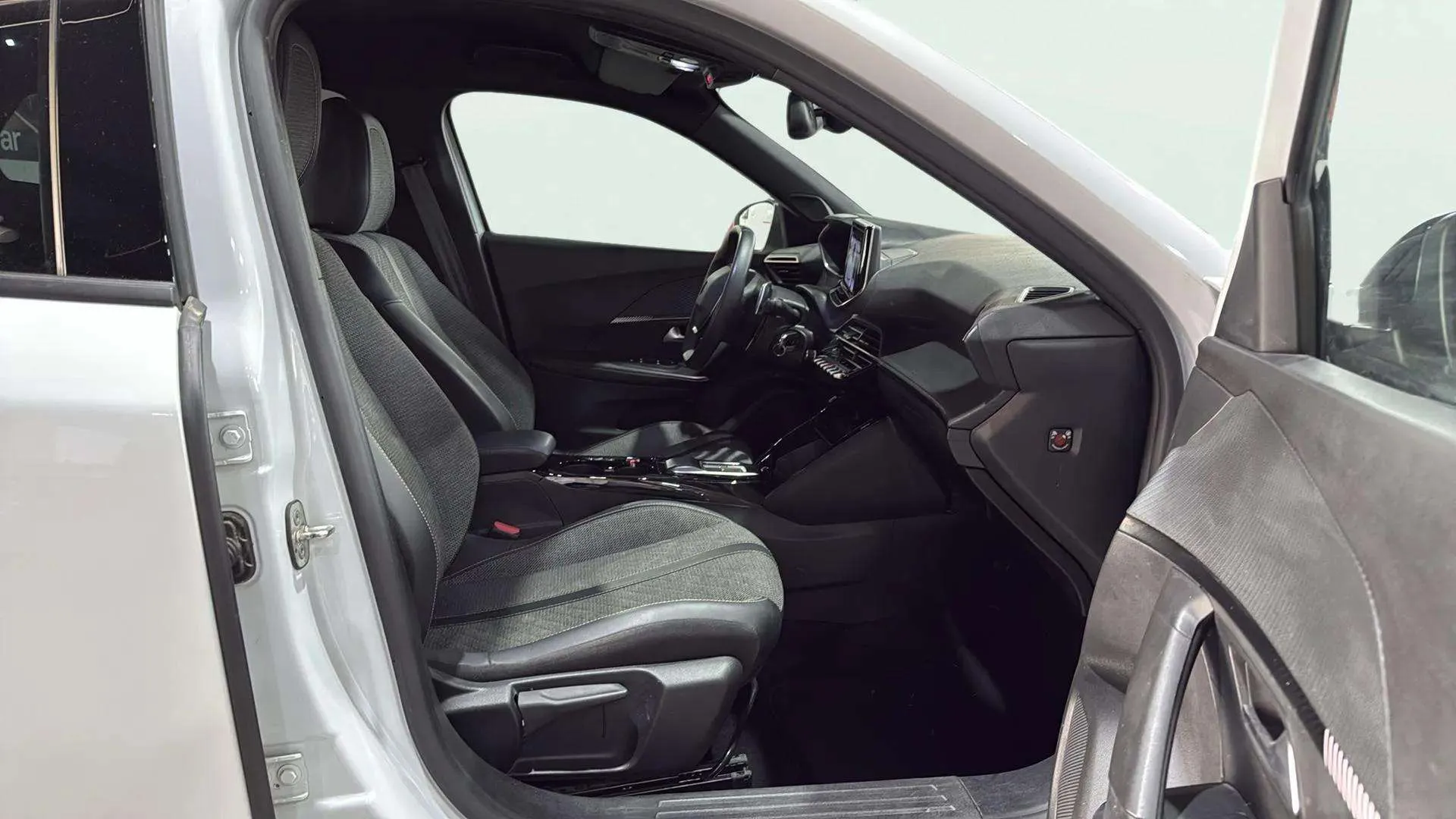 Peugeot 2008 Allure PureTech 130 EAT8 - foto 16