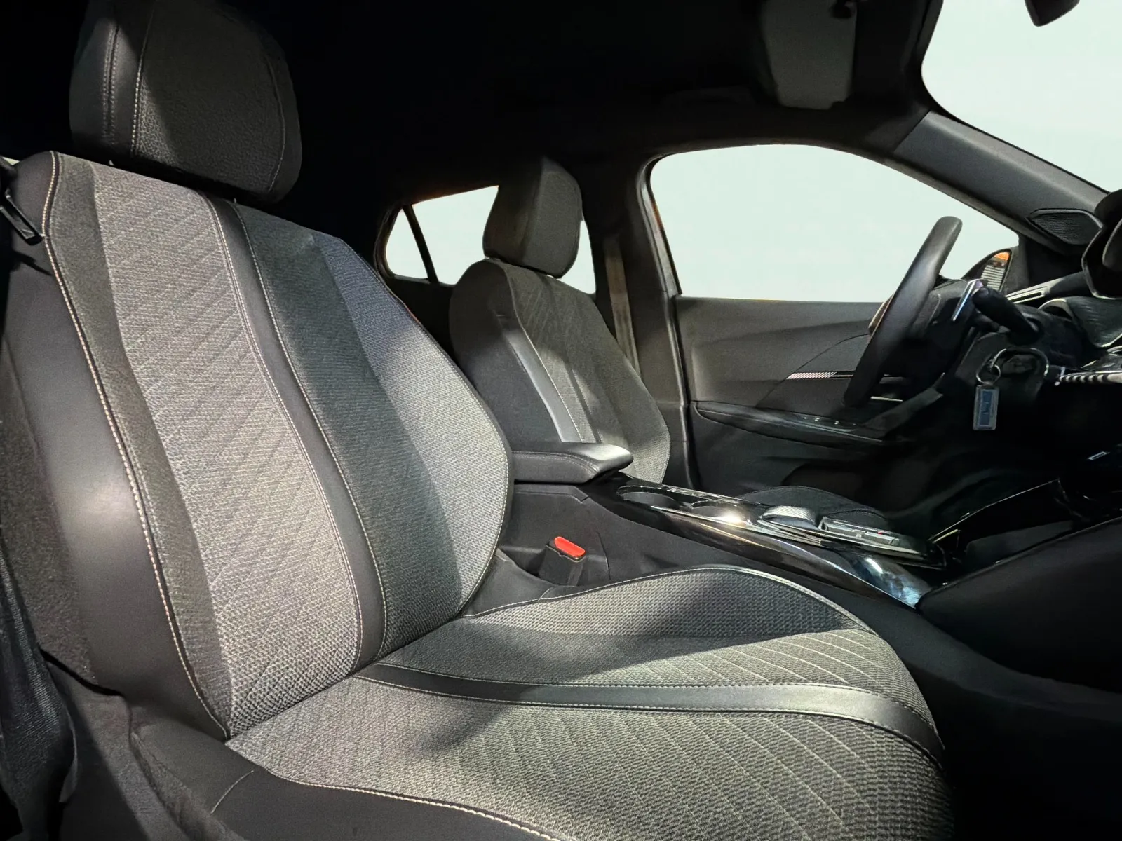 Peugeot 2008 Allure PureTech 130 EAT8 - foto 16