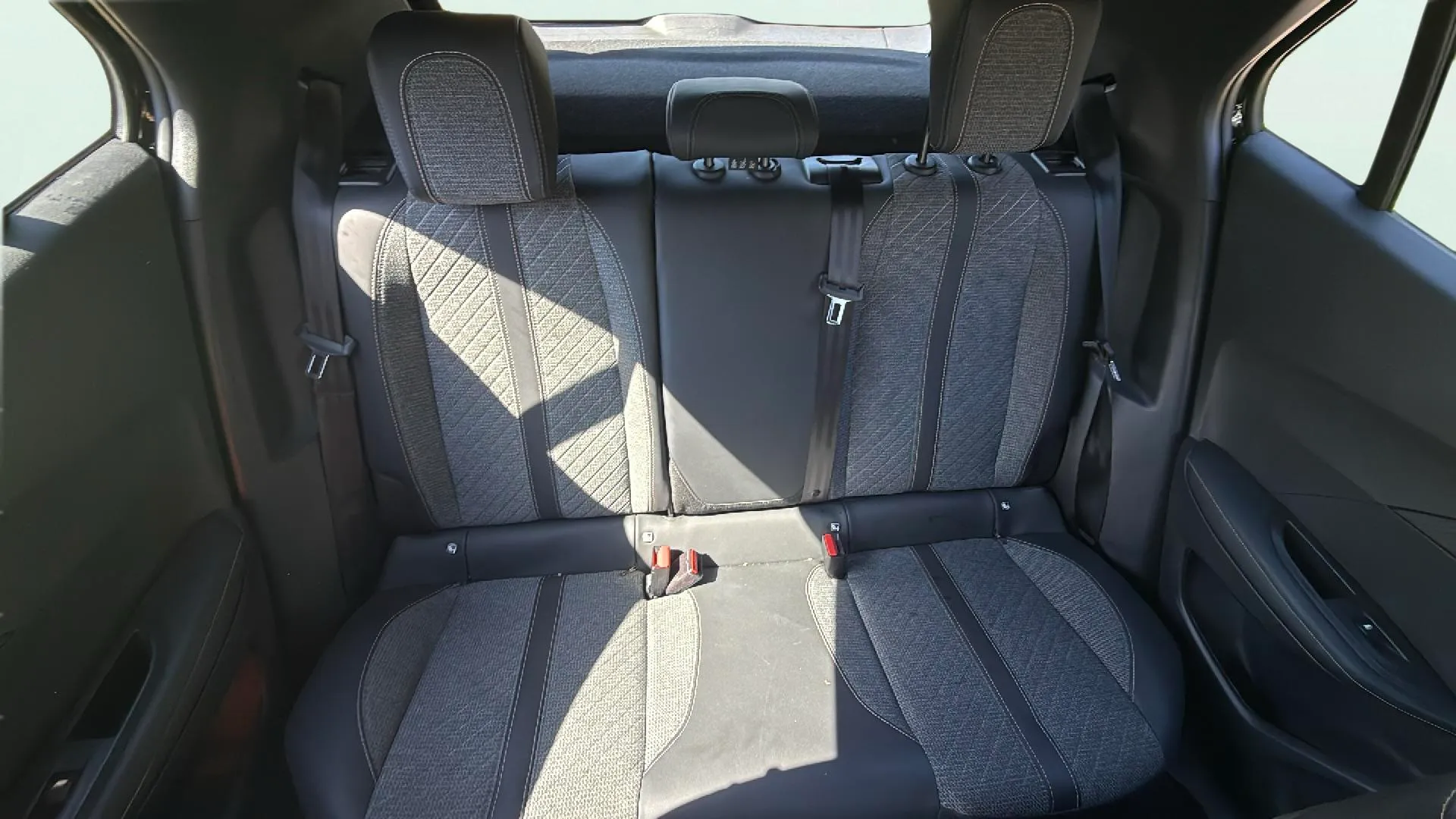 Peugeot 2008 Allure PureTech 130 EAT8 - foto 17