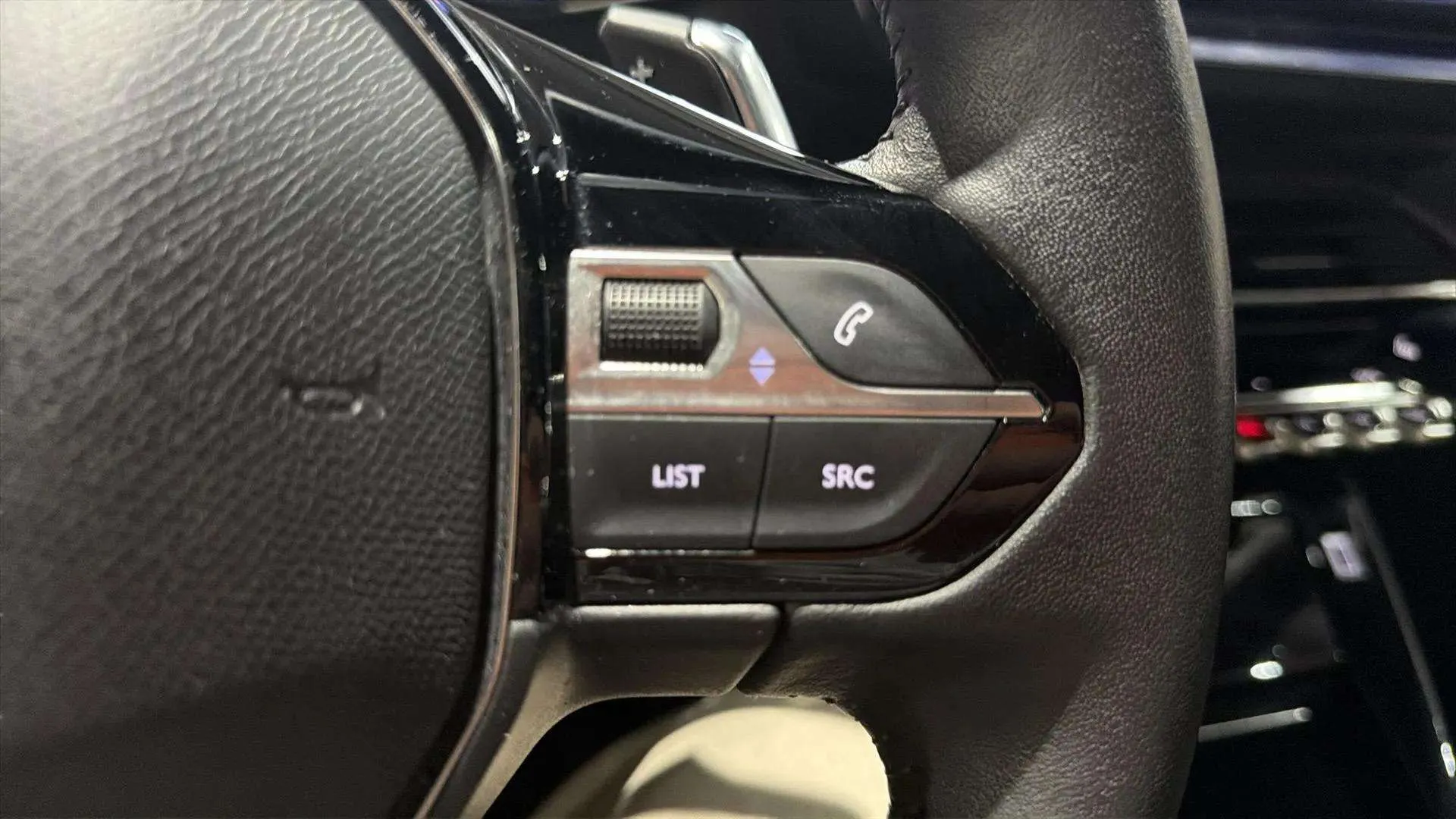Peugeot 2008 Allure PureTech 130 EAT8 - foto 13