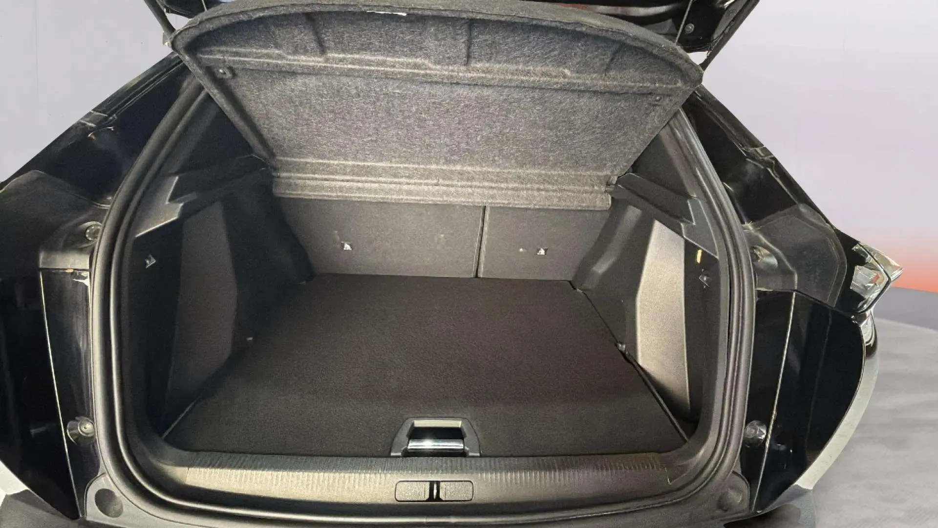 Peugeot 2008 Allure PureTech 130 EAT8 - foto 25