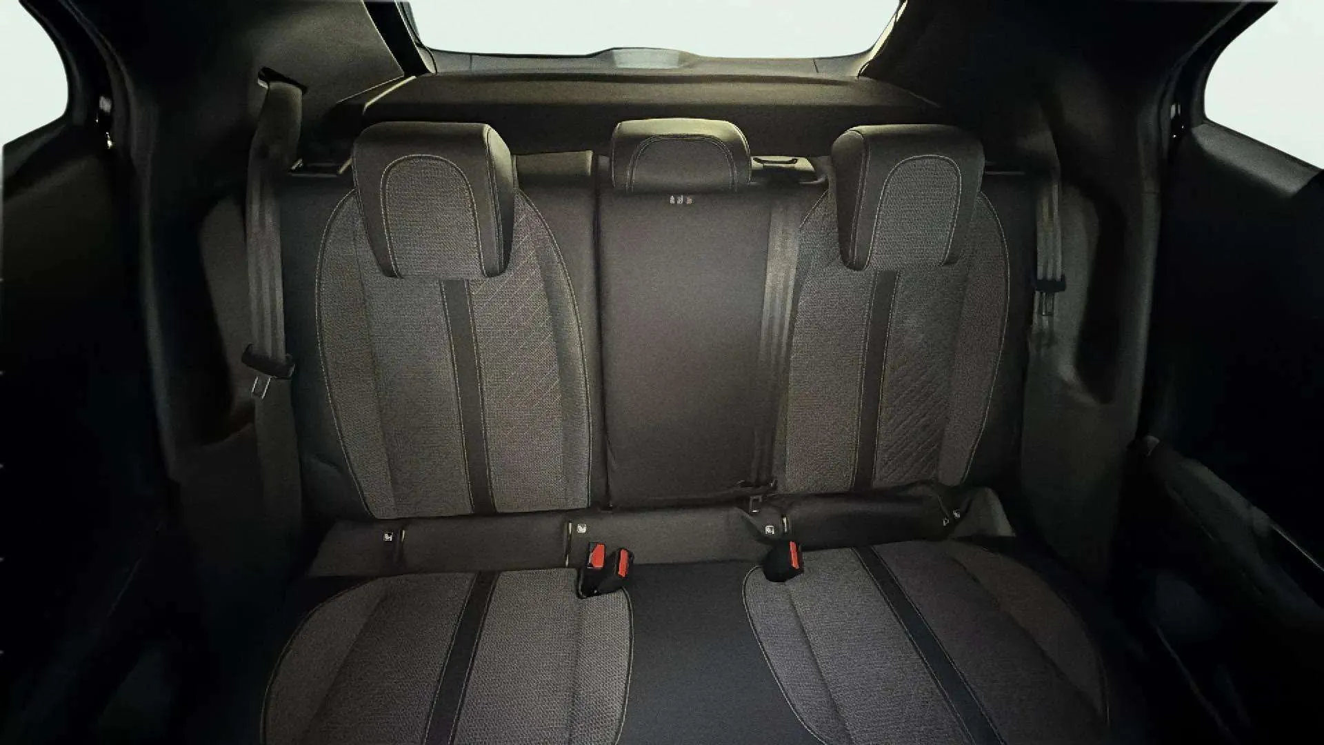 Peugeot 2008 Allure PureTech 130 EAT8 - foto 24