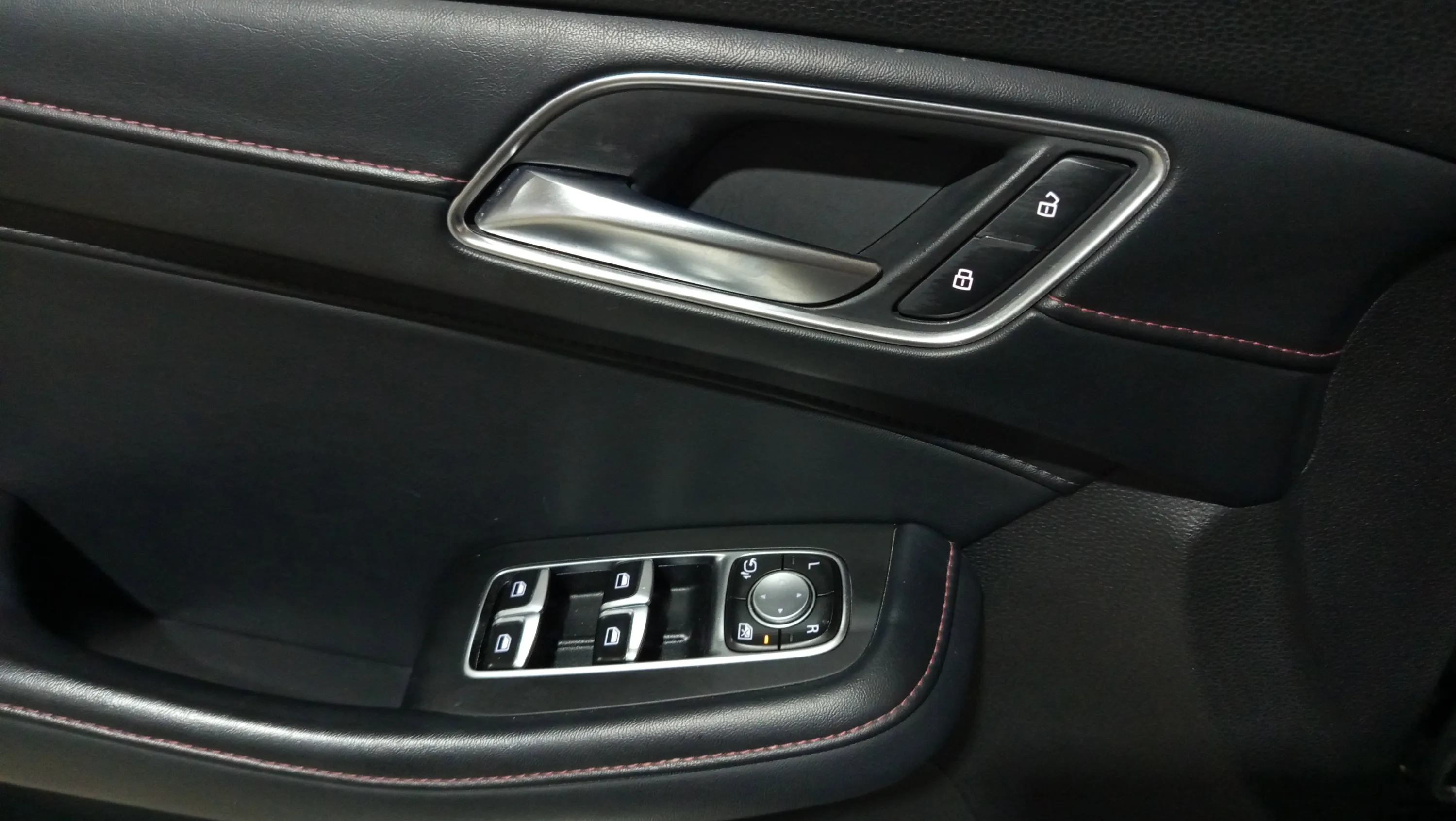 MG HS 1.5 Turbo GDI Luxury DCT - foto 24