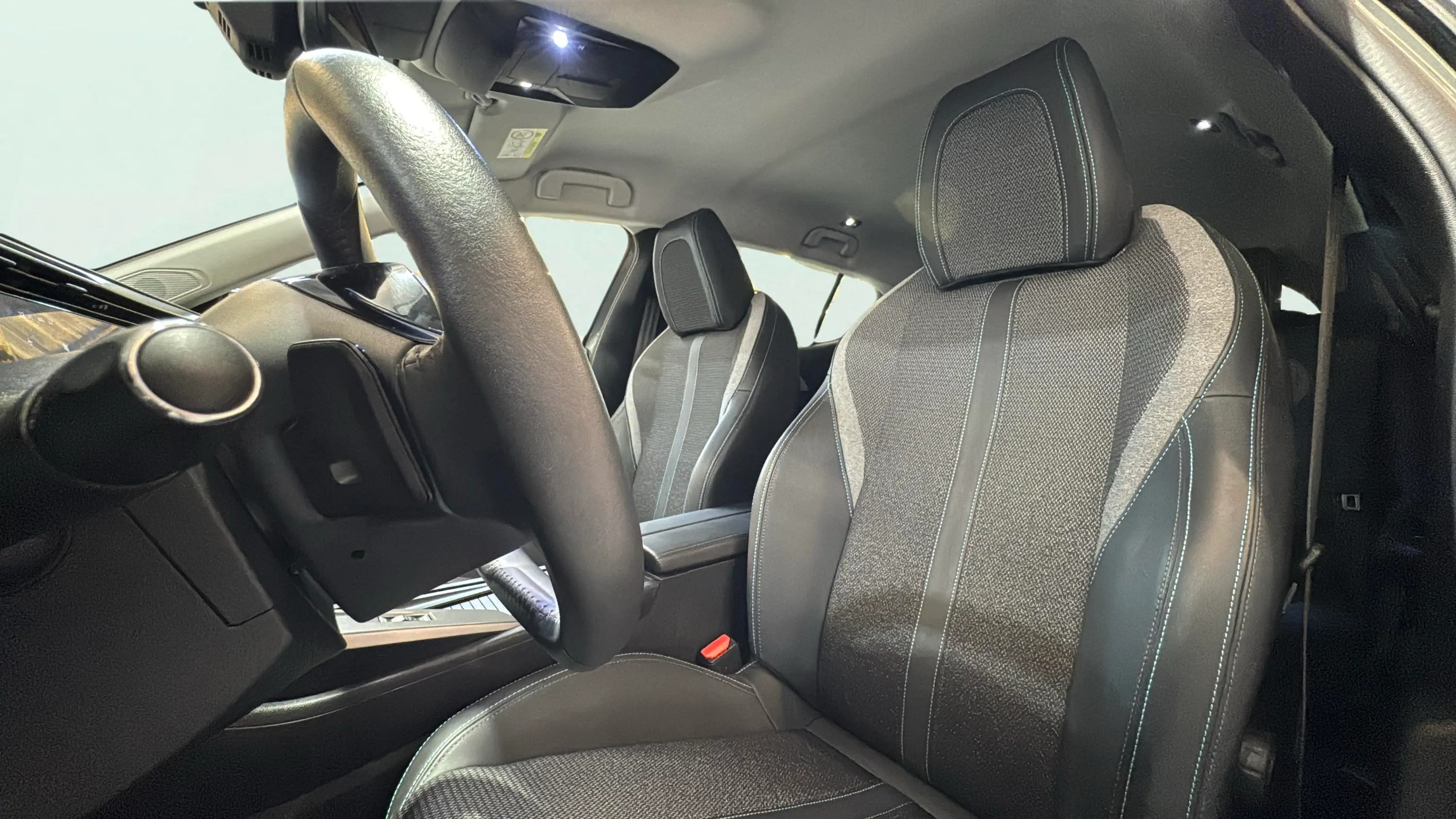 Peugeot 408 Allure Hybrid 136 eDCS6 - foto 15