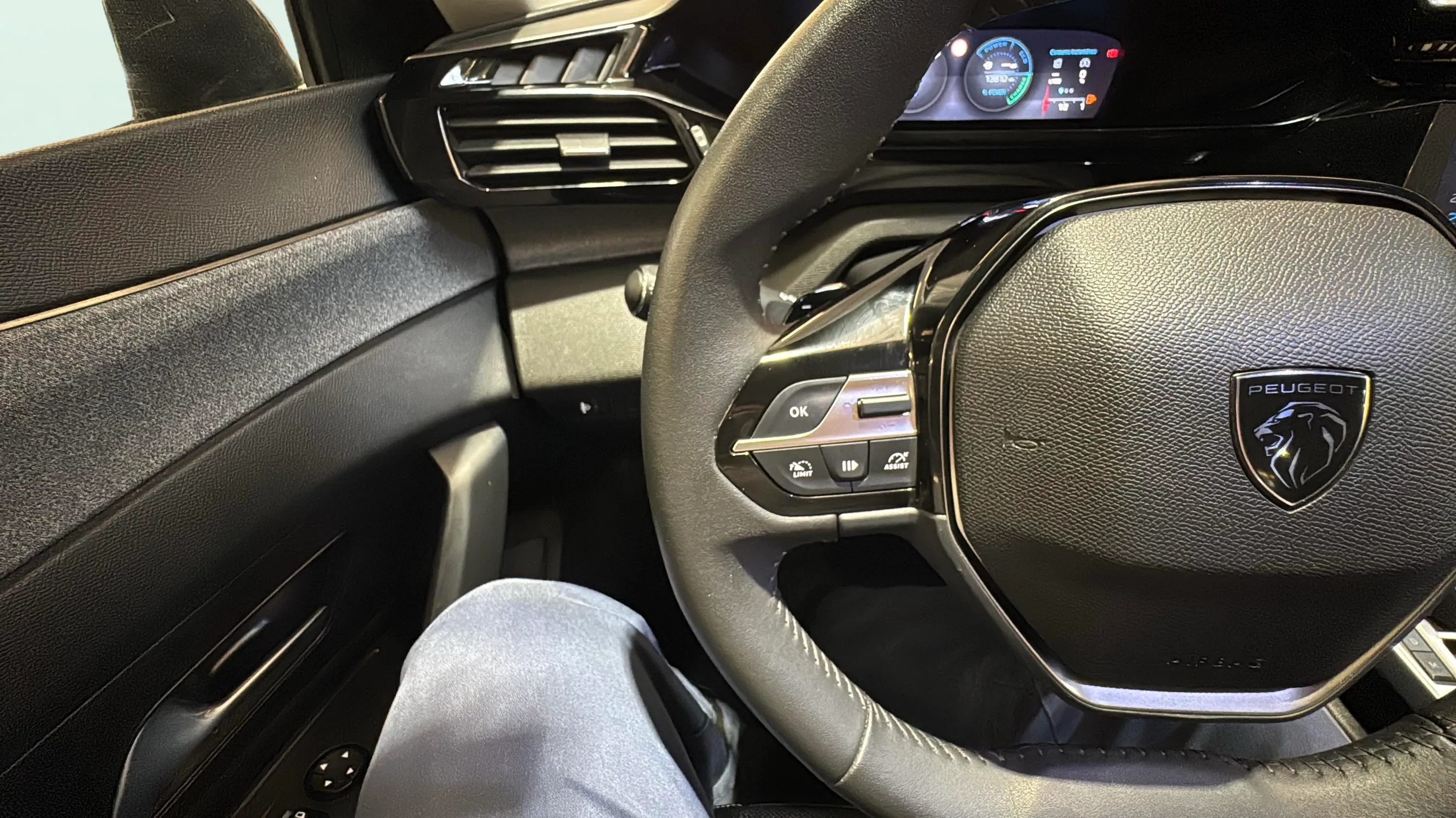 Peugeot 408 Allure Hybrid 136 eDCS6 - foto 18