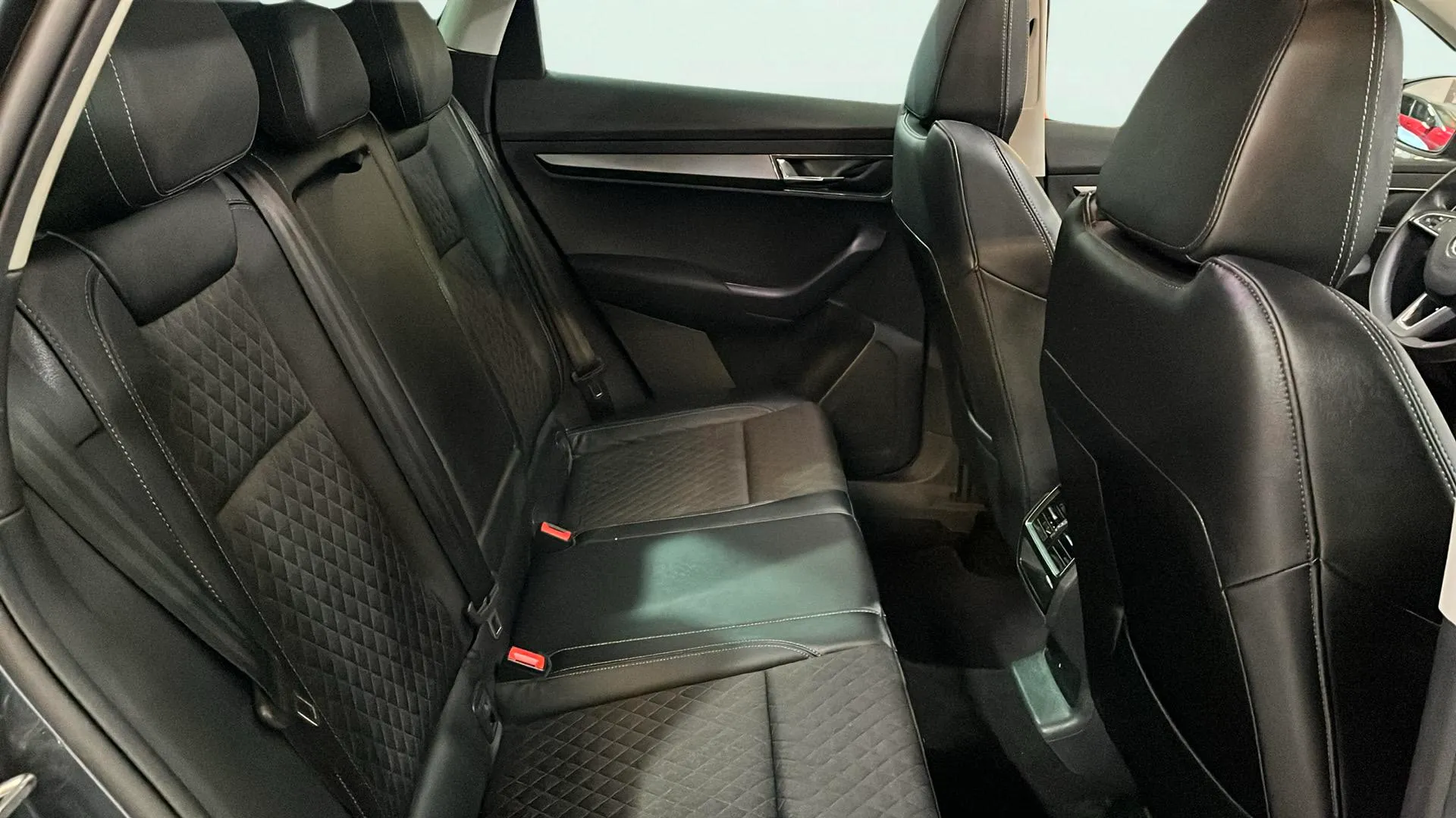 Škoda Karoq 1.5 TSI DSG ACT 125 Aniv - foto 18