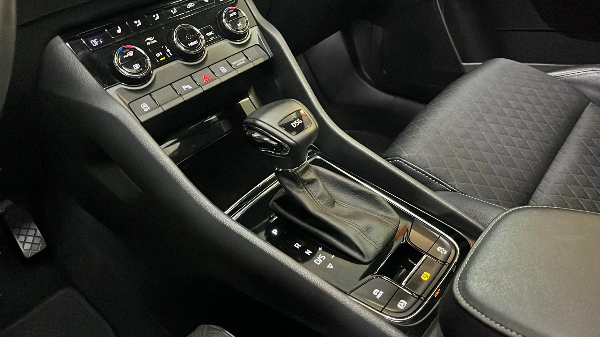 Škoda Karoq 1.5 TSI DSG ACT 125 Aniv - foto 16