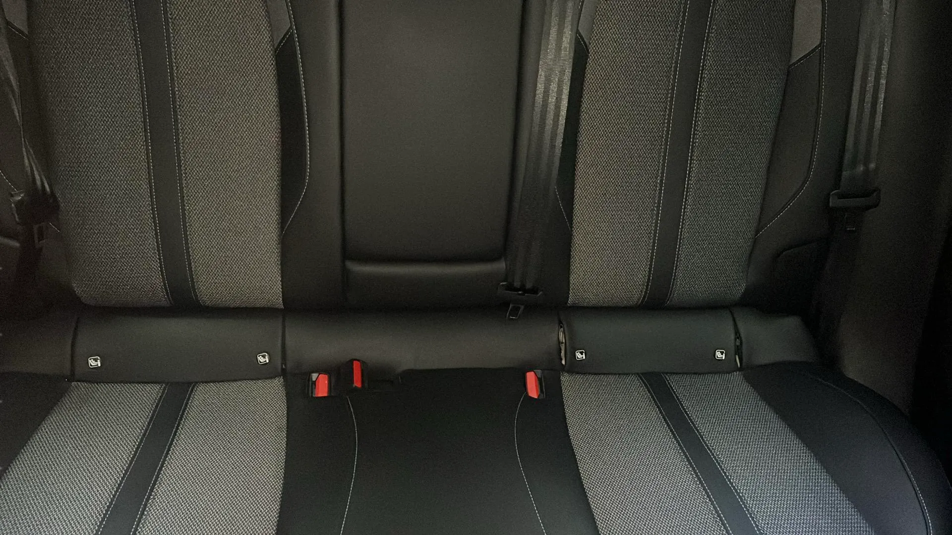 Peugeot 408 Allure Hybrid 145 eDCS6 - foto 14