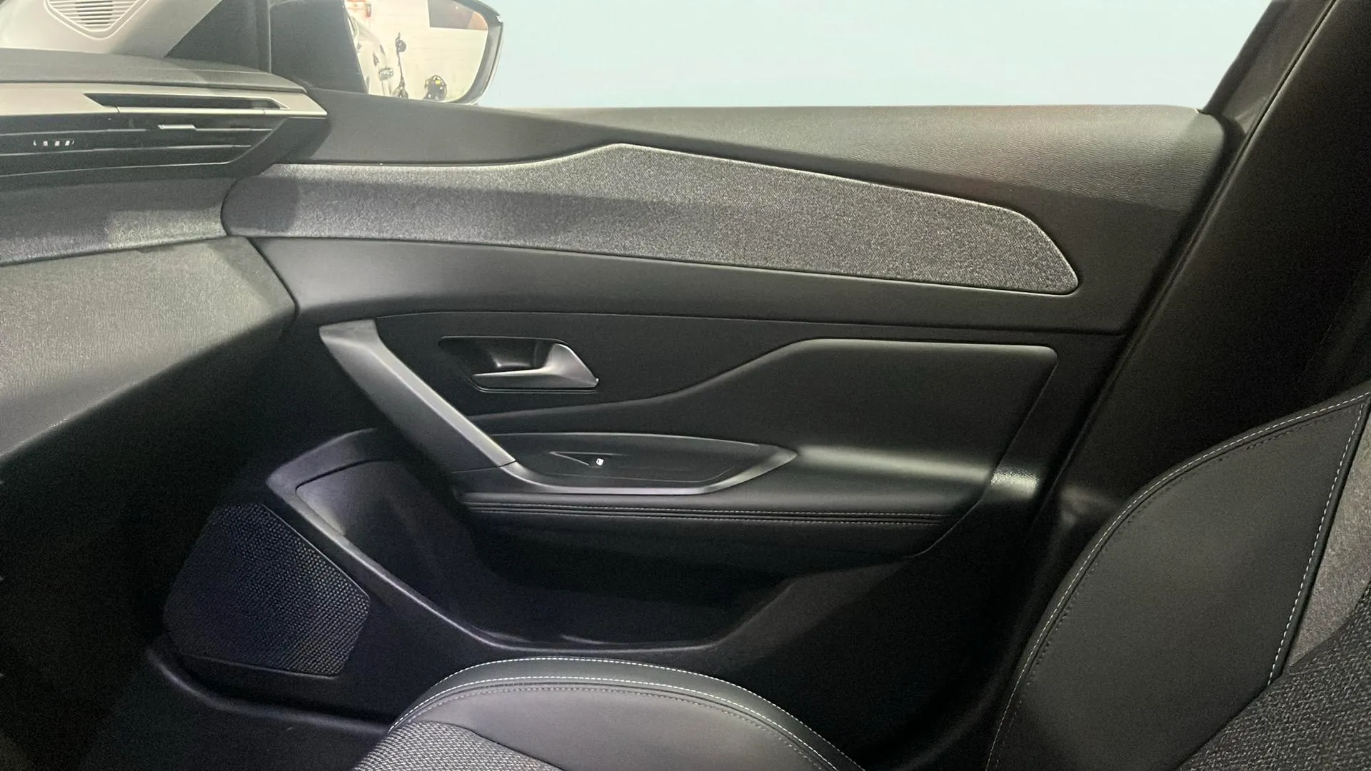 Peugeot 408 Allure Hybrid 145 eDCS6 - foto 11