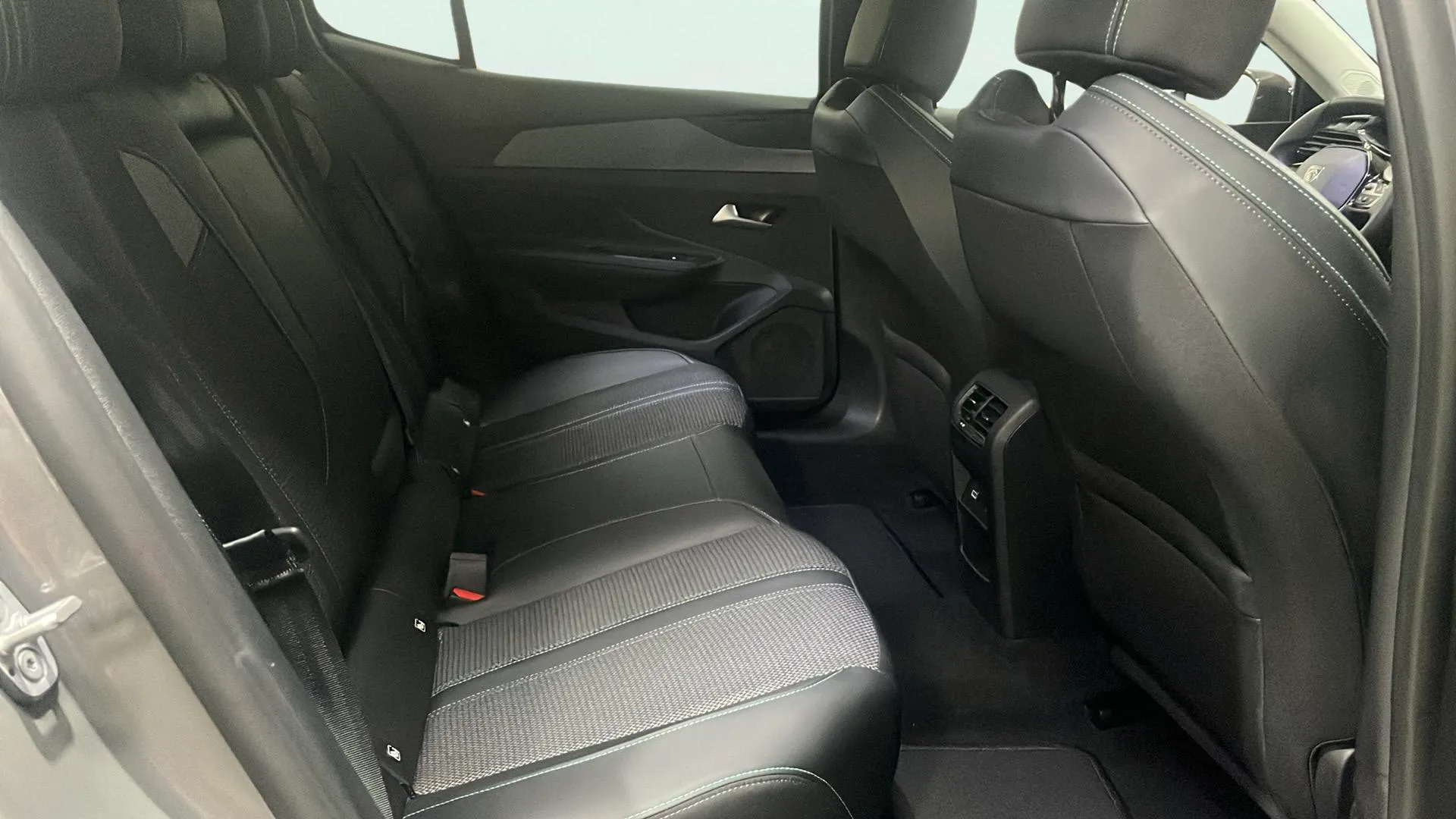 Peugeot 408 Allure Hybrid 145 eDCS6 - foto 13