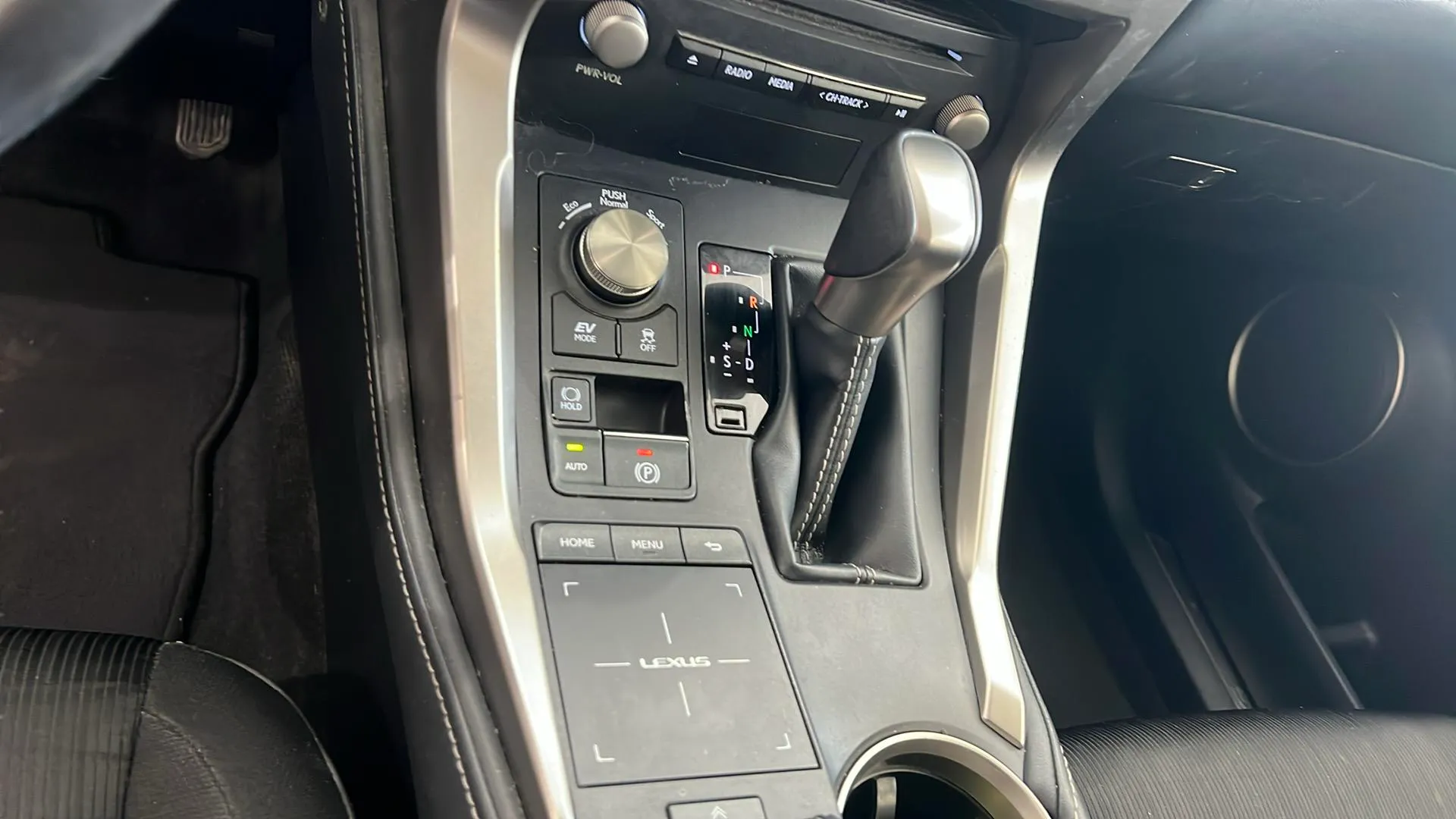 Lexus NX 2.5 300h Business Navigation 2WD - foto 14