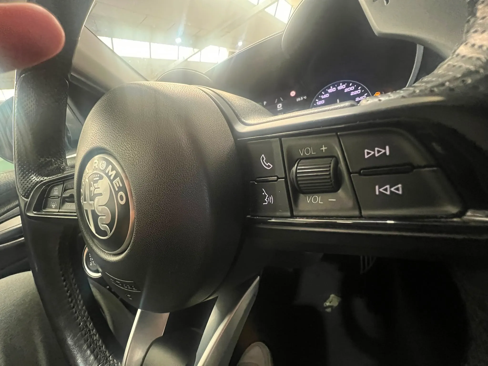 Alfa Romeo Giulia 2.0 Gasolina TI RWD - foto 11