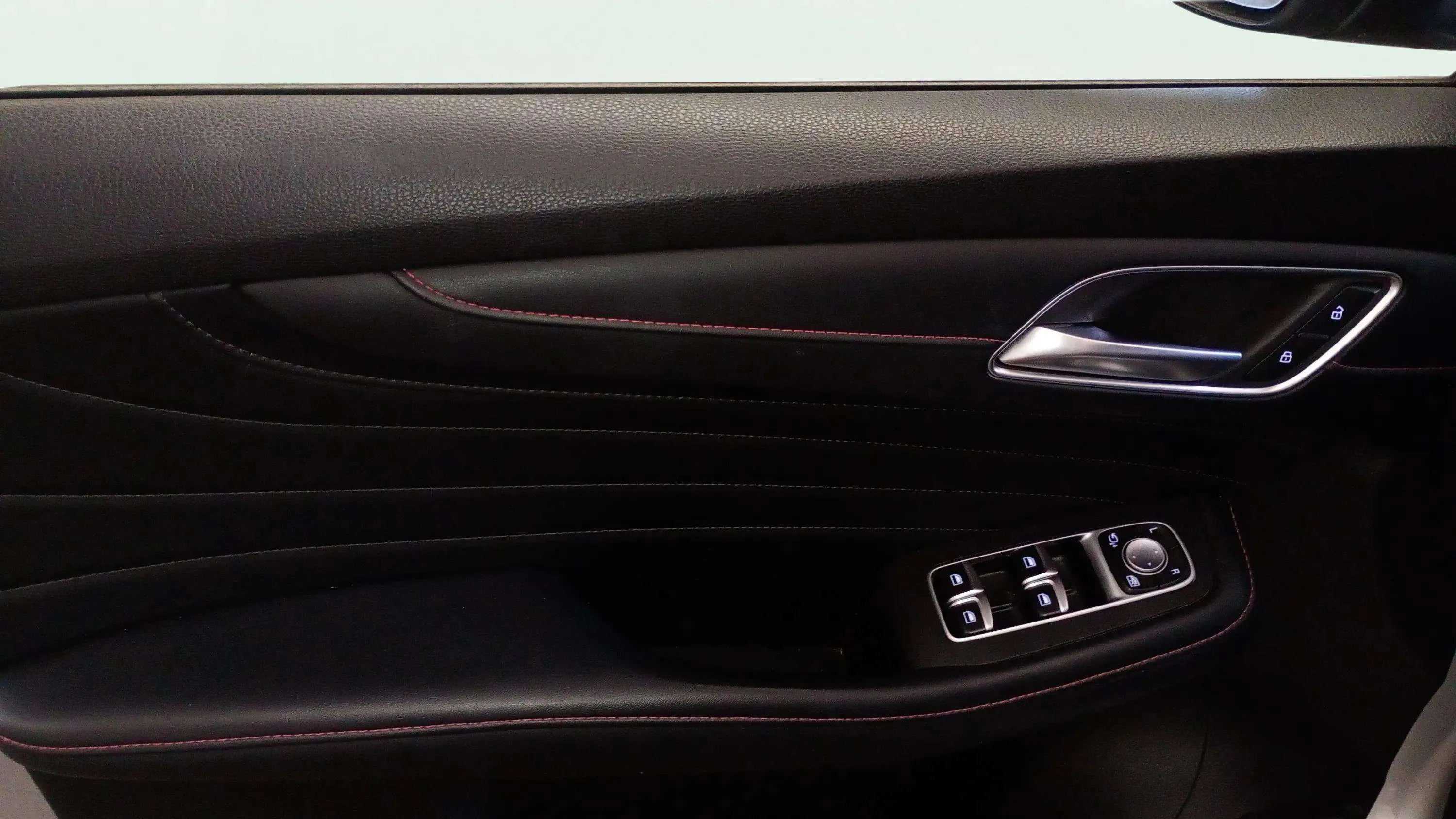 MG HS 1.5 Turbo GDI Luxury - foto 19