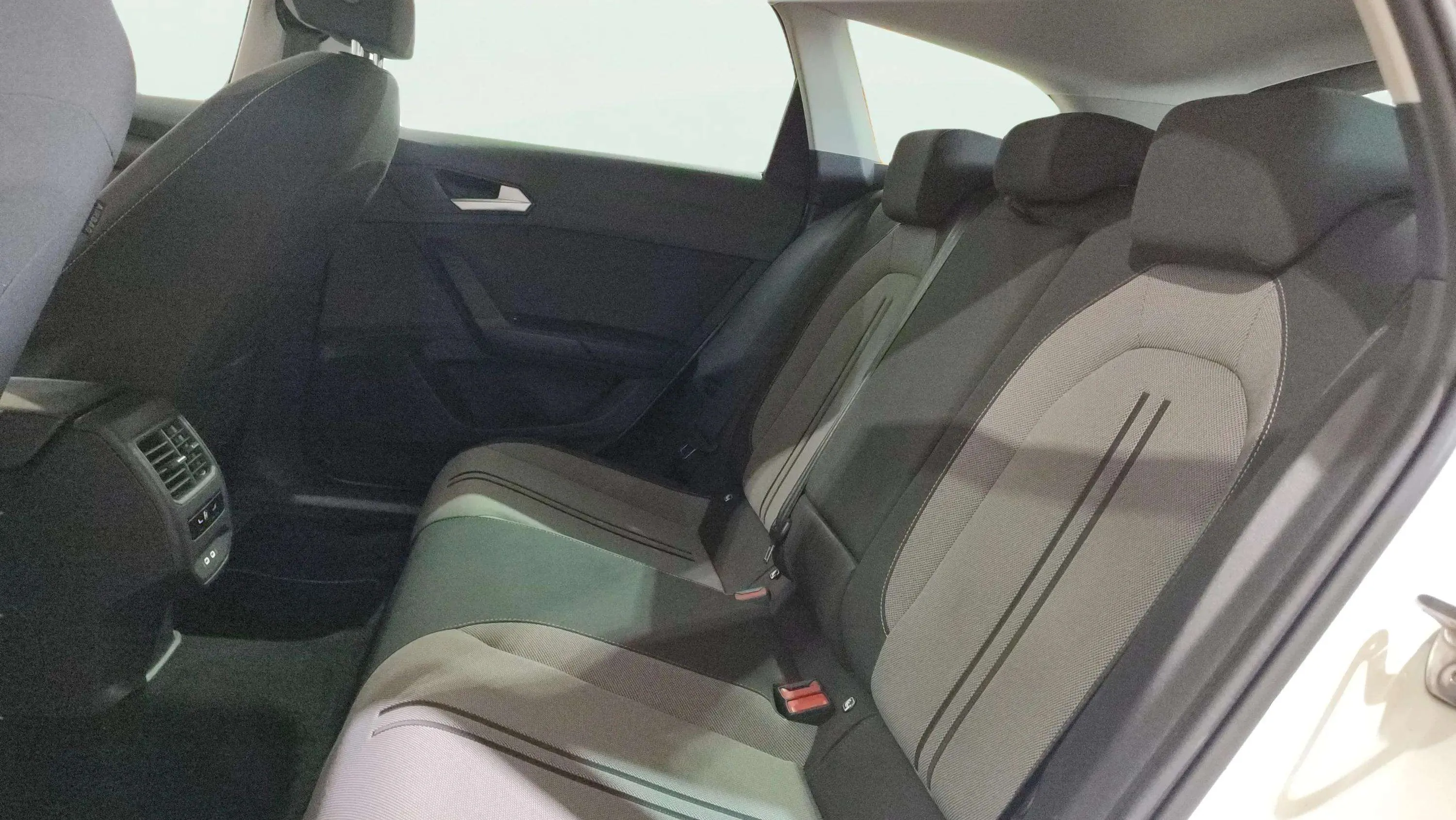 SEAT León 2.0 TDI DSG-7 Style Go - foto 21