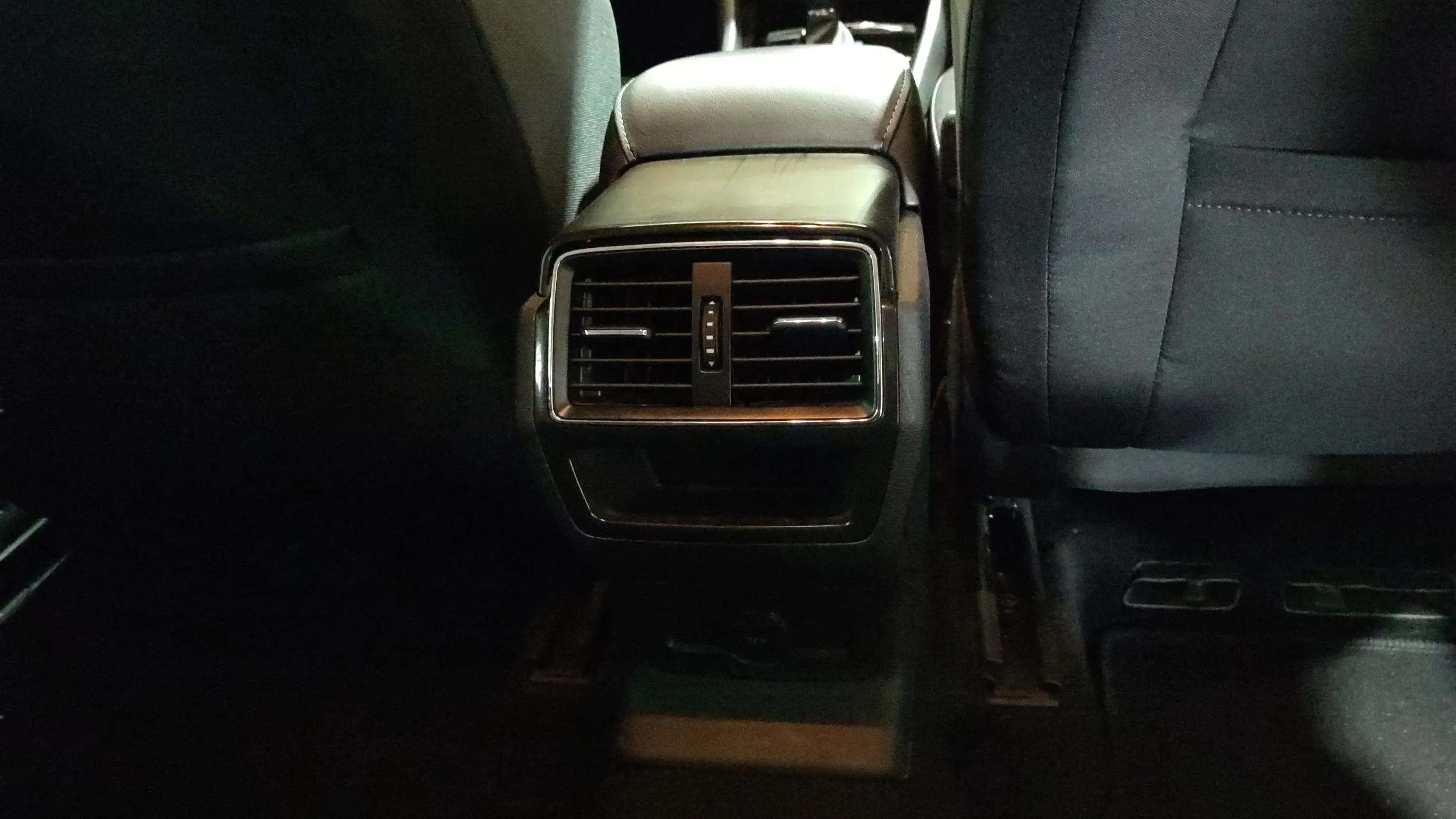 Škoda Karoq 2.0 TDI DSG 4x4 Ambition - foto 24
