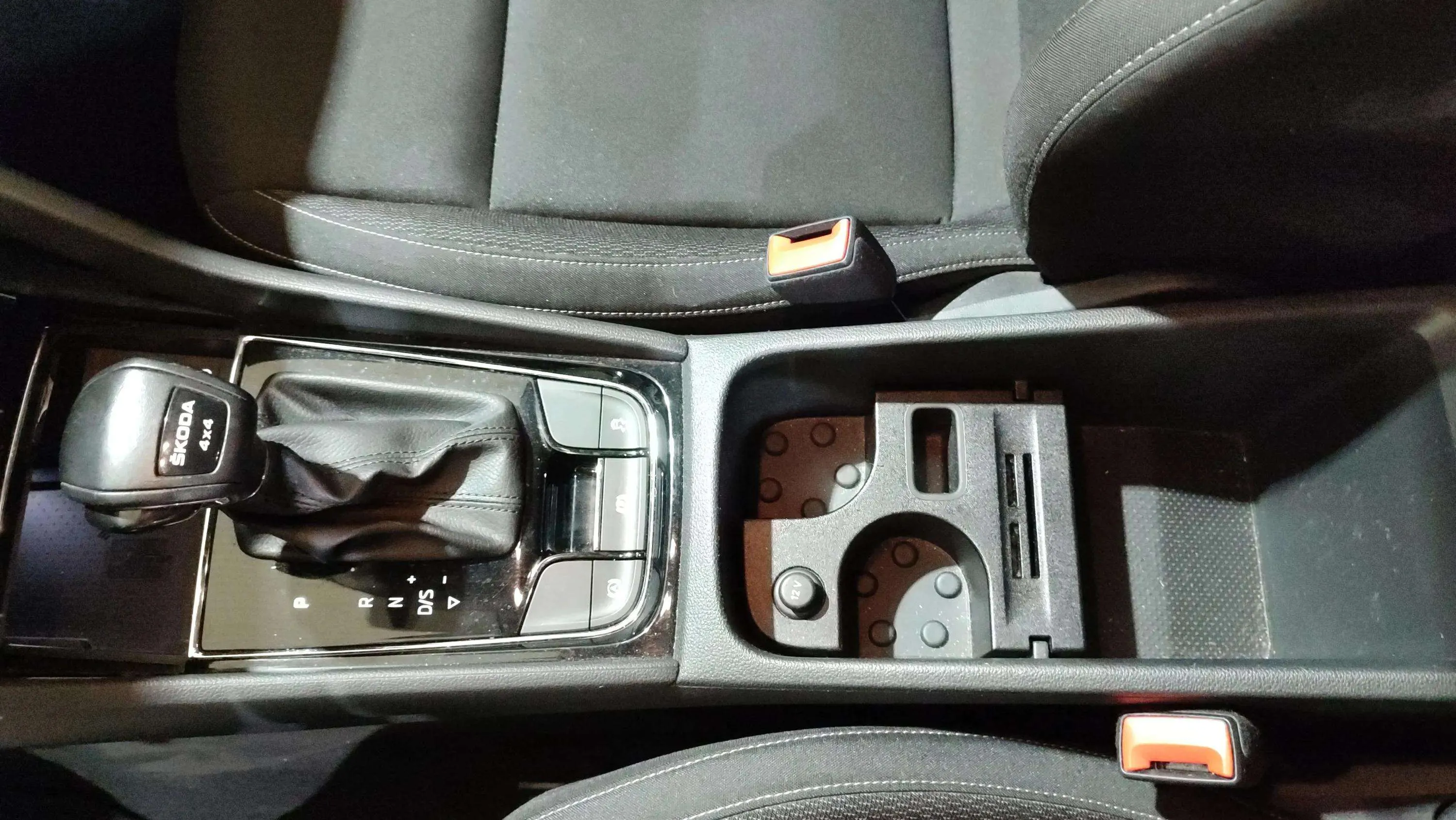 Škoda Karoq 2.0 TDI DSG 4x4 Ambition - foto 22