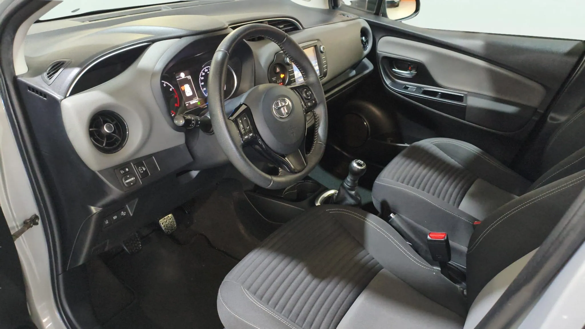 Toyota Yaris 1.0 70 Active Tech - foto 6