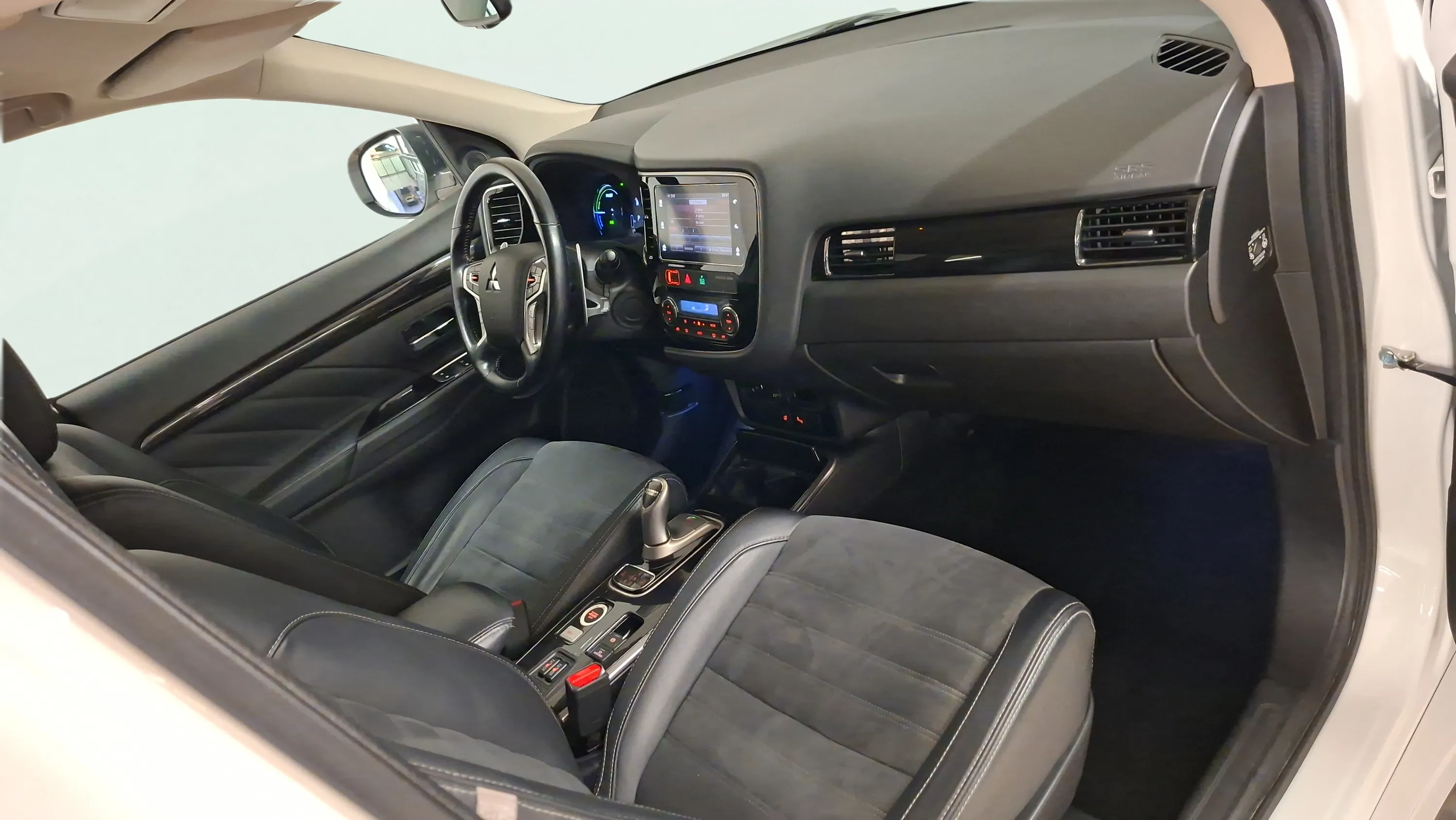 Mitsubishi Outlander 2.0 PHEV Kaiteki 4WD - foto 14