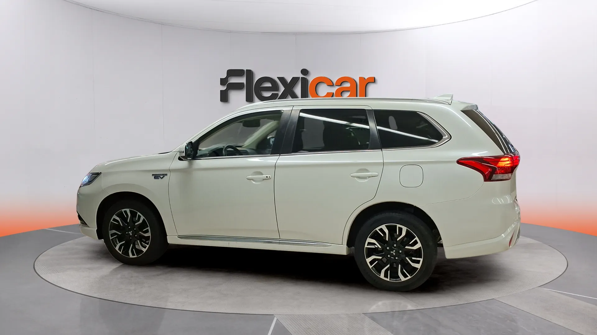 Mitsubishi Outlander 2.0 PHEV Kaiteki 4WD - foto 2