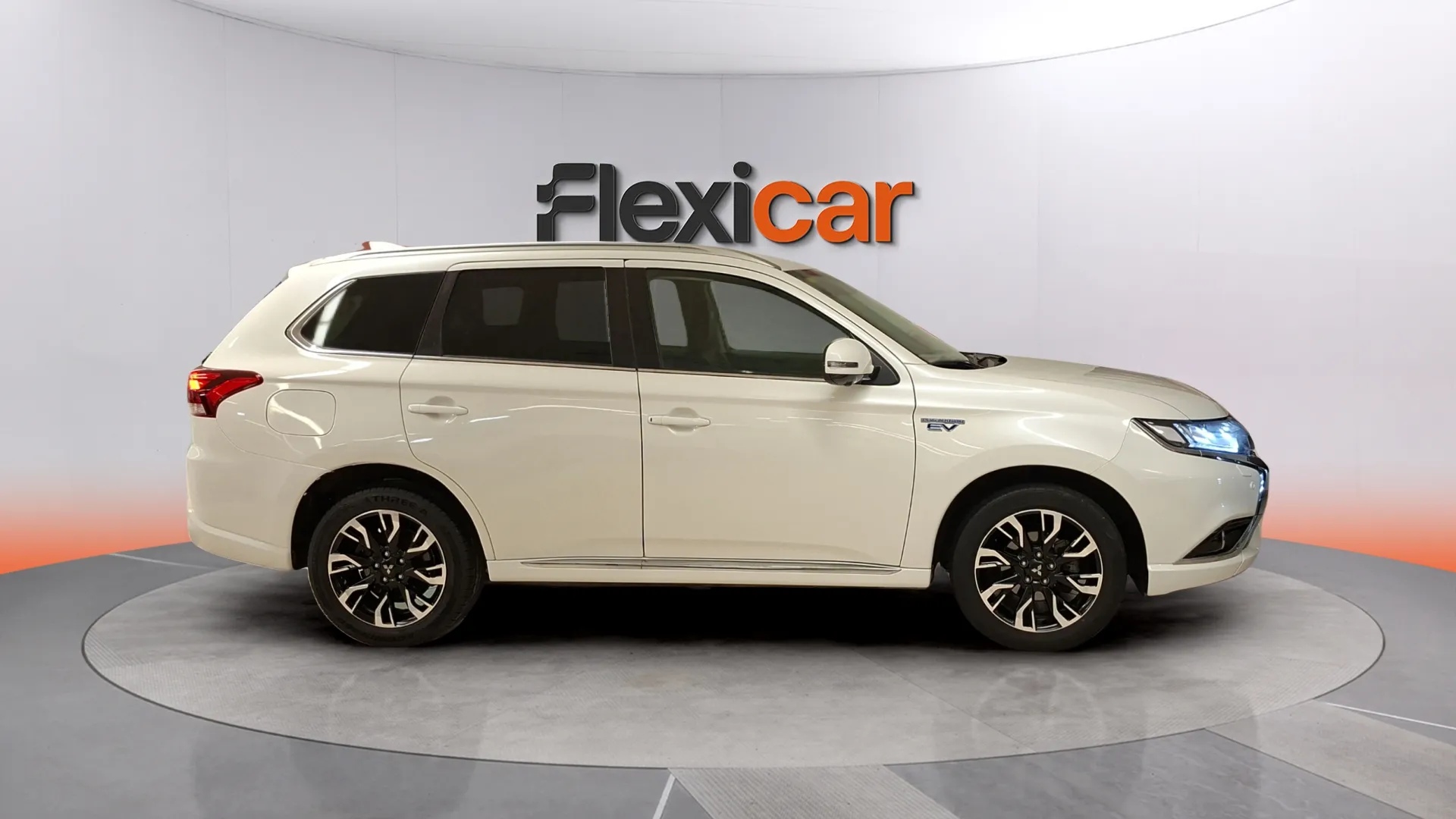 Mitsubishi Outlander 2.0 PHEV Kaiteki 4WD - foto 7