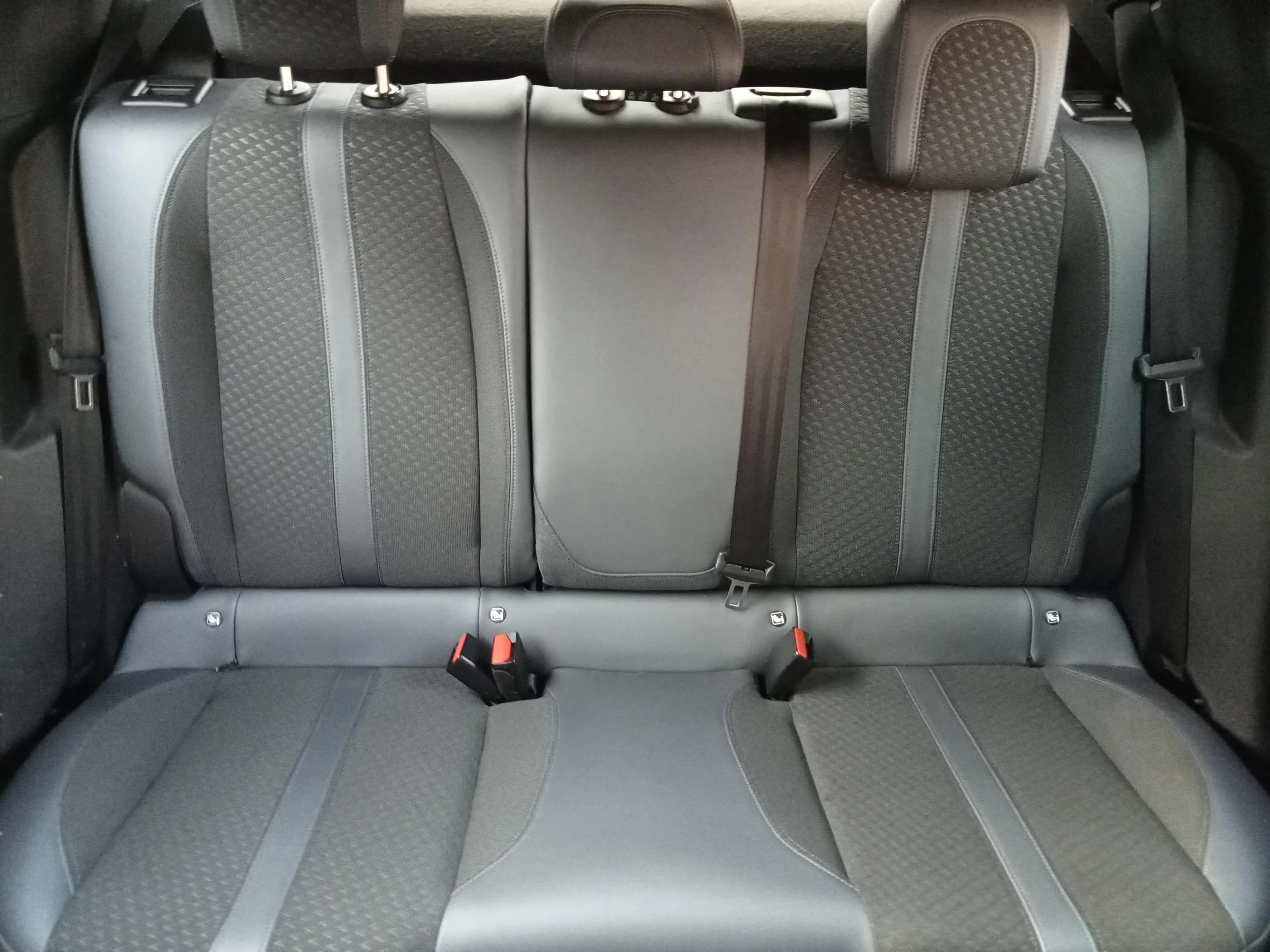 Peugeot 2008 Allure PureTech 100 BVM6 - foto 15