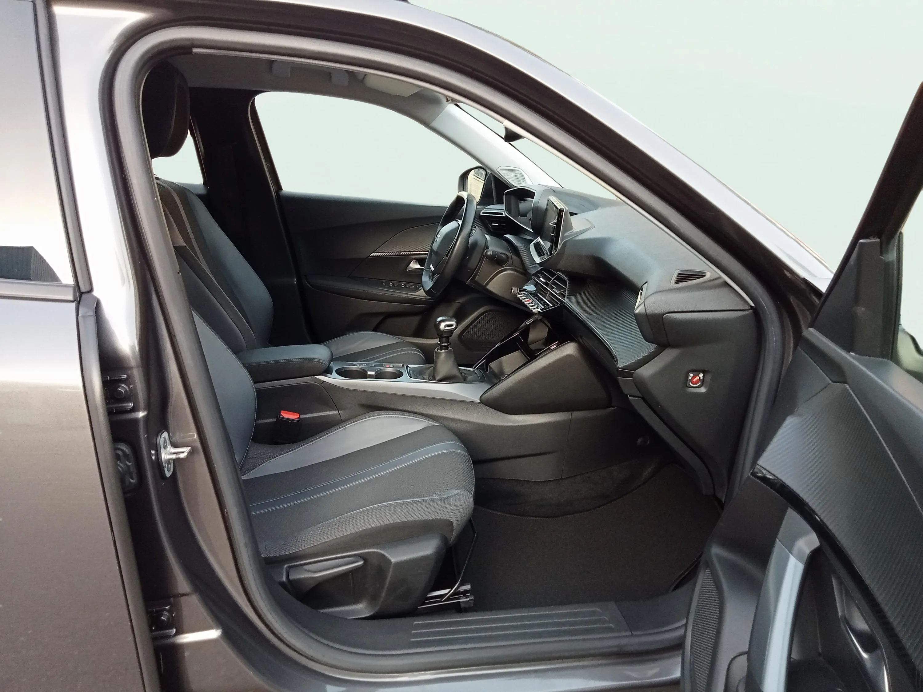 Peugeot 2008 Allure PureTech 100 BVM6 - foto 12