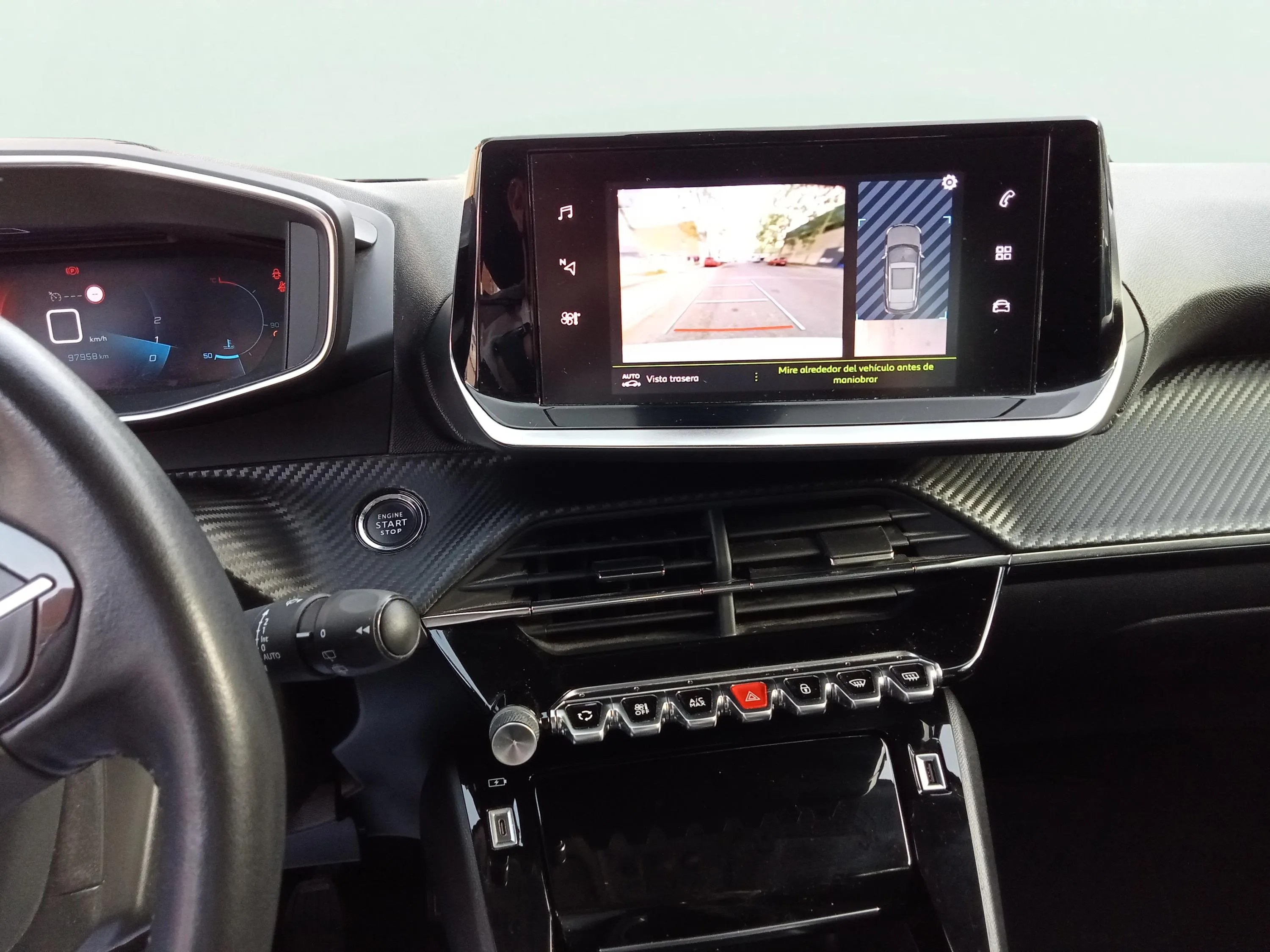 Peugeot 2008 Allure PureTech 100 BVM6 - foto 10