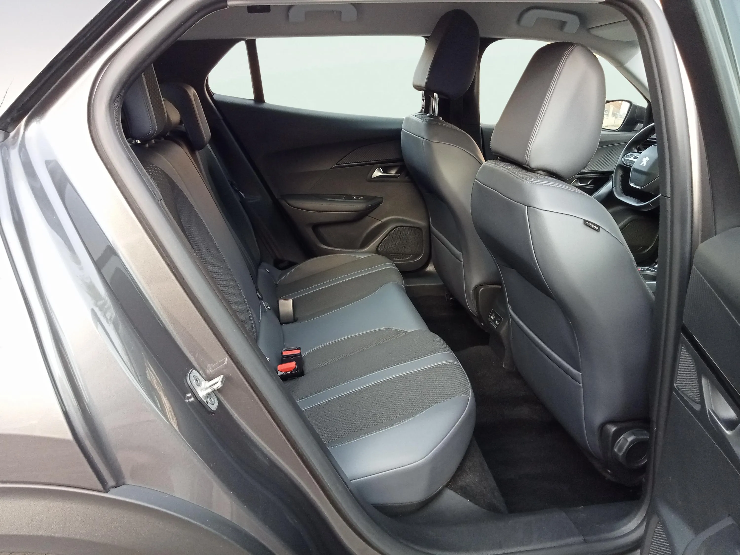 Peugeot 2008 Allure PureTech 100 BVM6 - foto 14