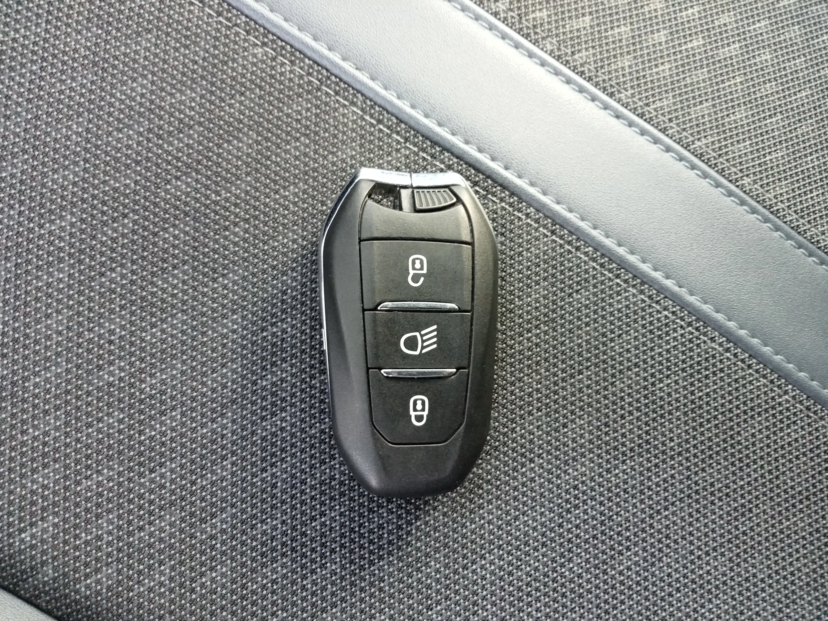 Peugeot 2008 Allure PureTech 100 BVM6 - foto 19