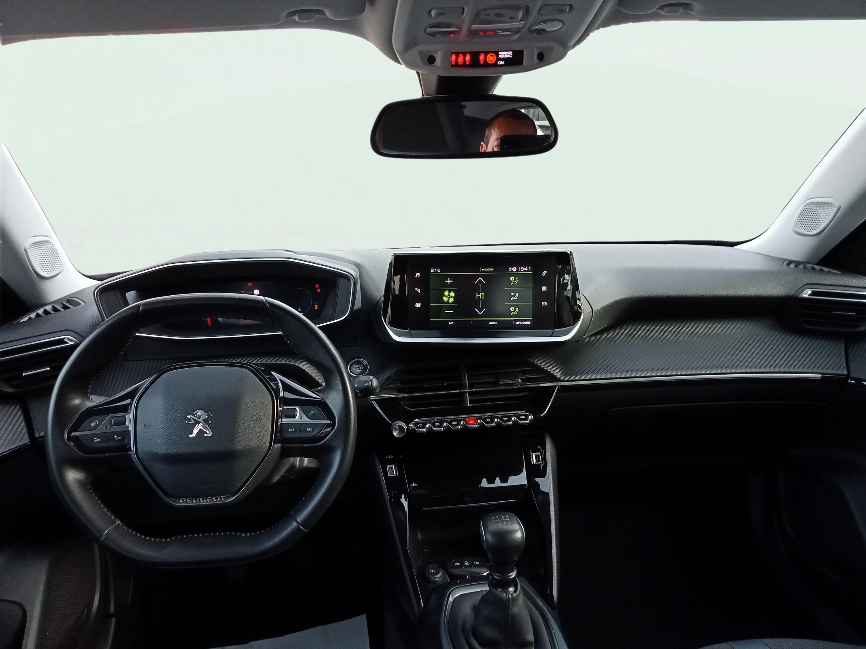 Peugeot 2008 Allure PureTech 100 BVM6 - foto 9