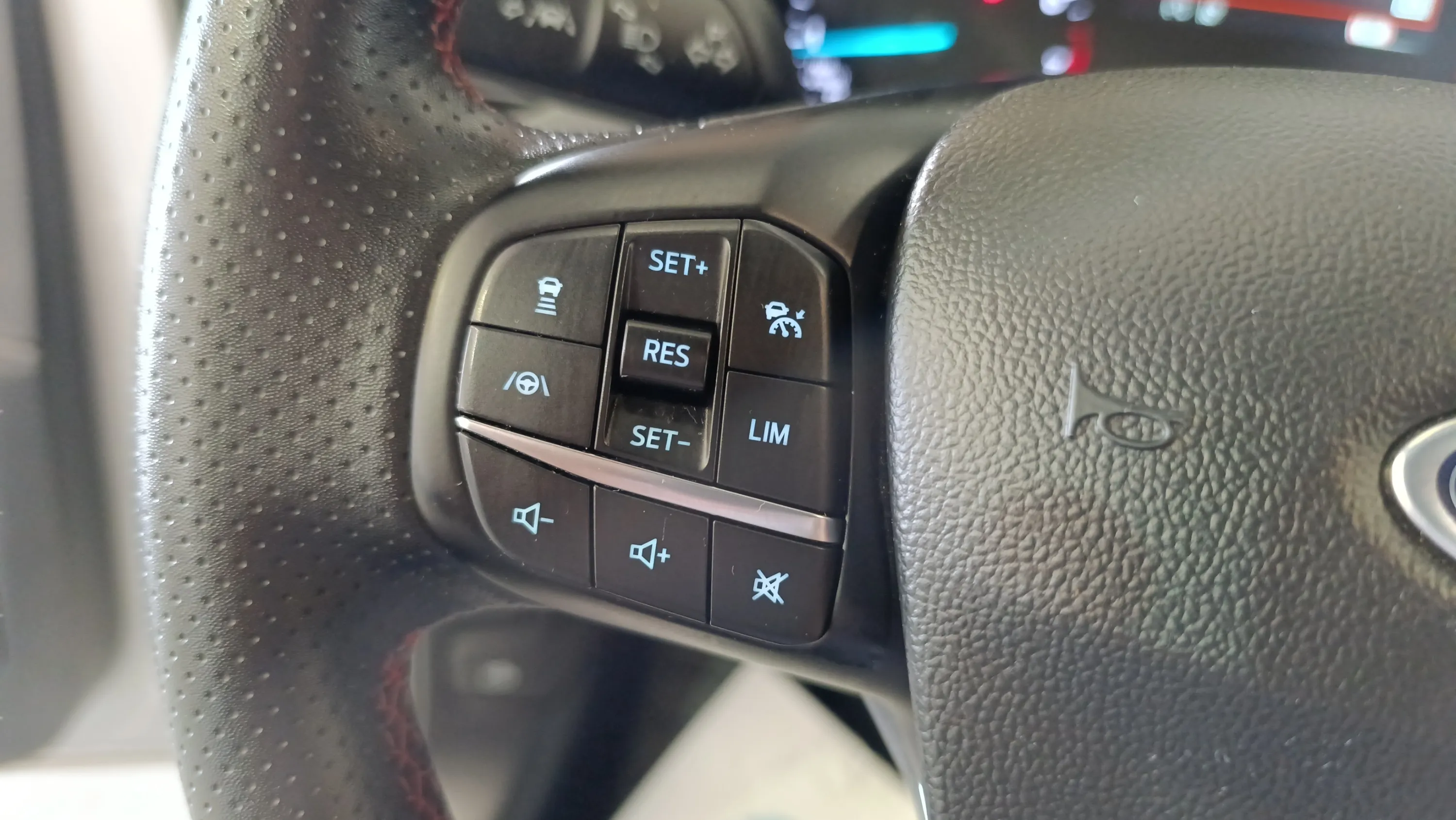 Ford Focus 1.0 EcoBoost MHEV ST-Line - foto 11