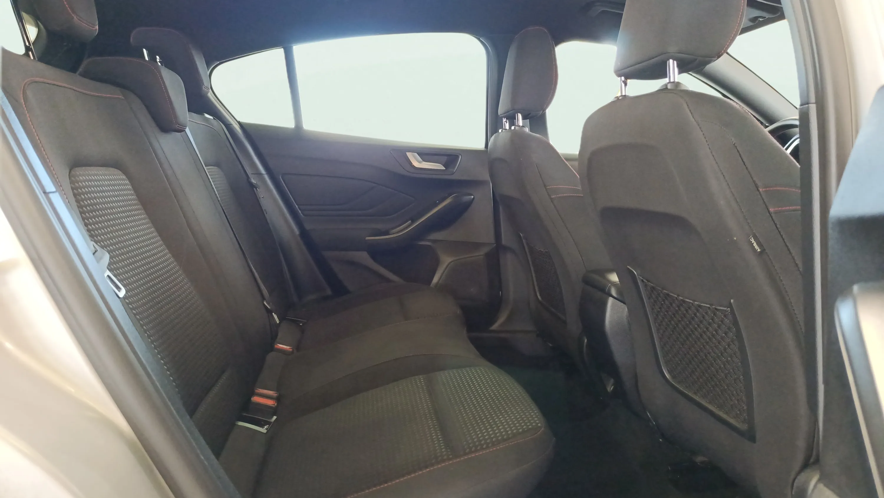Ford Focus 1.0 EcoBoost MHEV ST-Line - foto 32