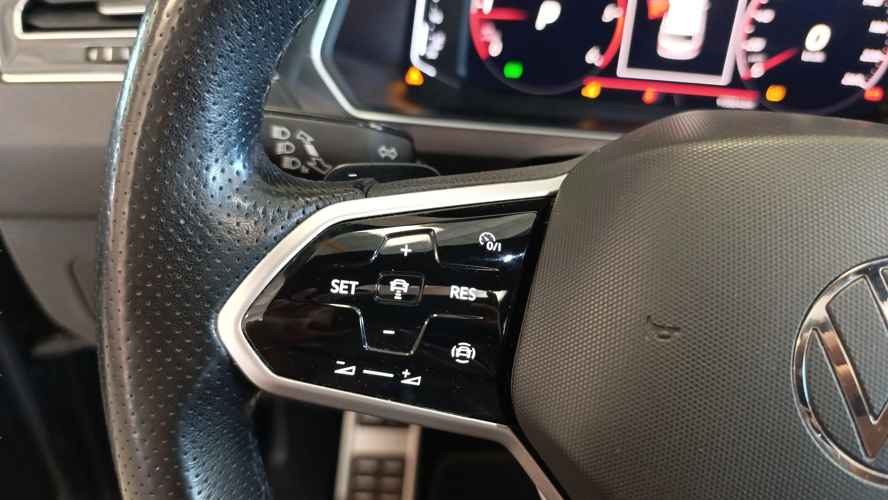 Volkswagen Tiguan R-Line 2.0 TDI DSG - foto 11
